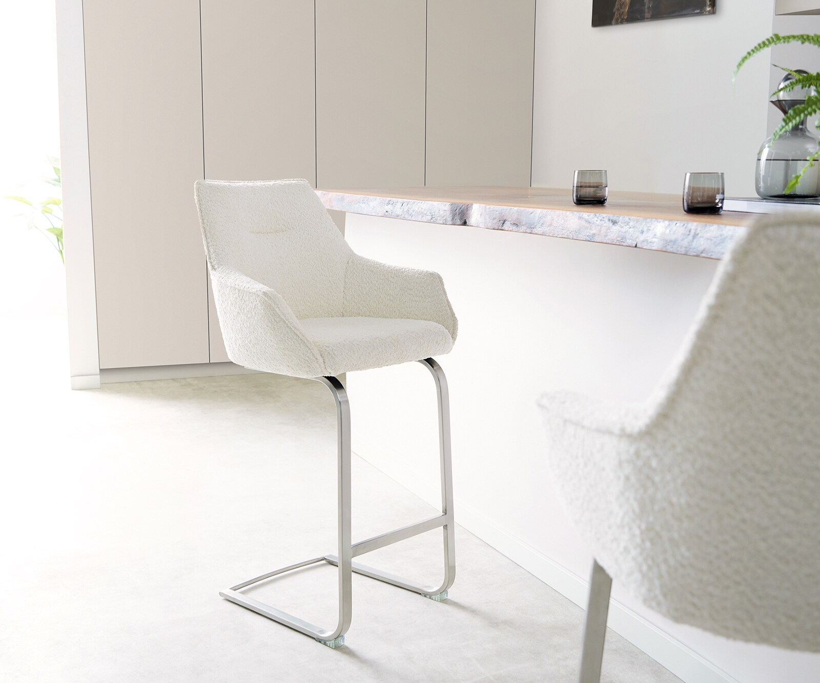 Barstoel Alja-Flex bouclé wit vrijstaand vlak RVS pocketvering 1