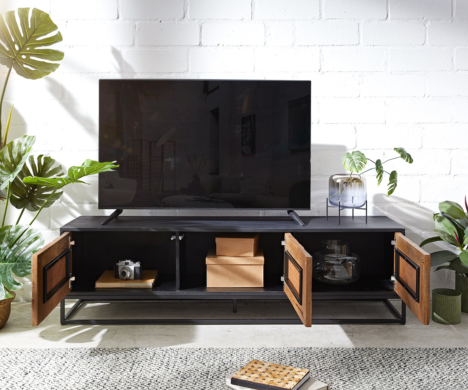 Tv-meubel Famke 145 cm mango teak 3 deuren 3 Tv-meubel Famke 145 cm mango teak 3 deuren 3