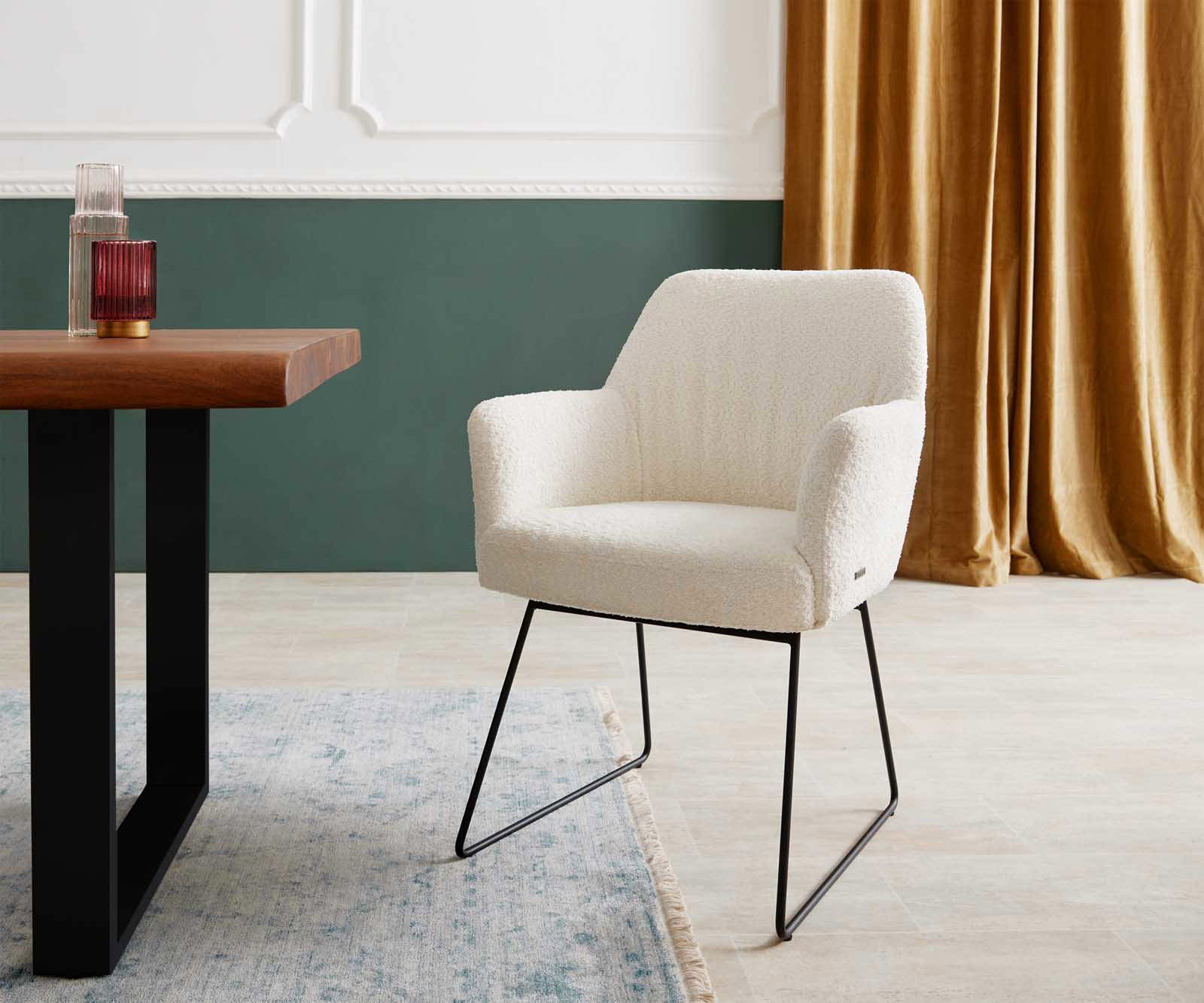 Eetkamerstoel Xana-Flex met armleuning bouclé wit slipframe zwart pocketveer kern Eetkamerstoel Xana-Flex met armleuning bouclé wit slipframe zwart pocketveer kern