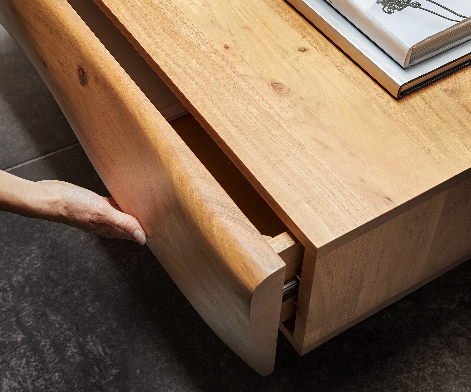 Salontafel New Live-Edge 80x60 cm acacia natuur 2 lades sledepoten geborsteld roestvrij staal 4