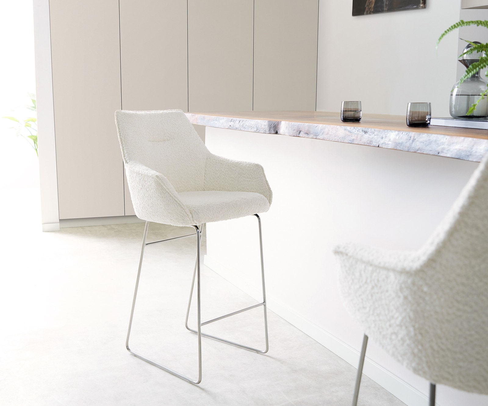 Barstoel Alja-Flex bouclé Wit Sledeonderstel RVS Pocketvering Barstoel Alja-Flex bouclé Wit Sledeonderstel RVS Pocketvering