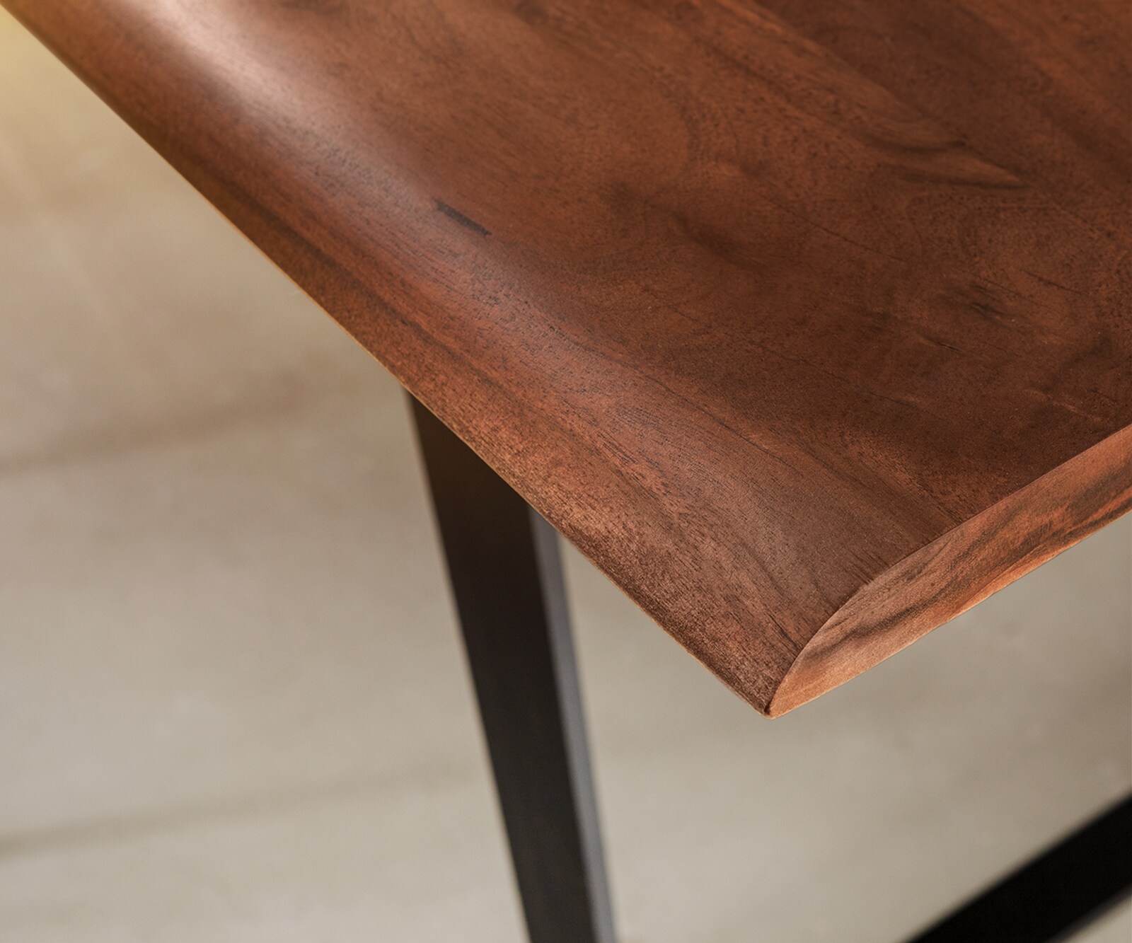 Eettafel Edge 300x100 acacia bruin metaal schuin Live-Edge 4