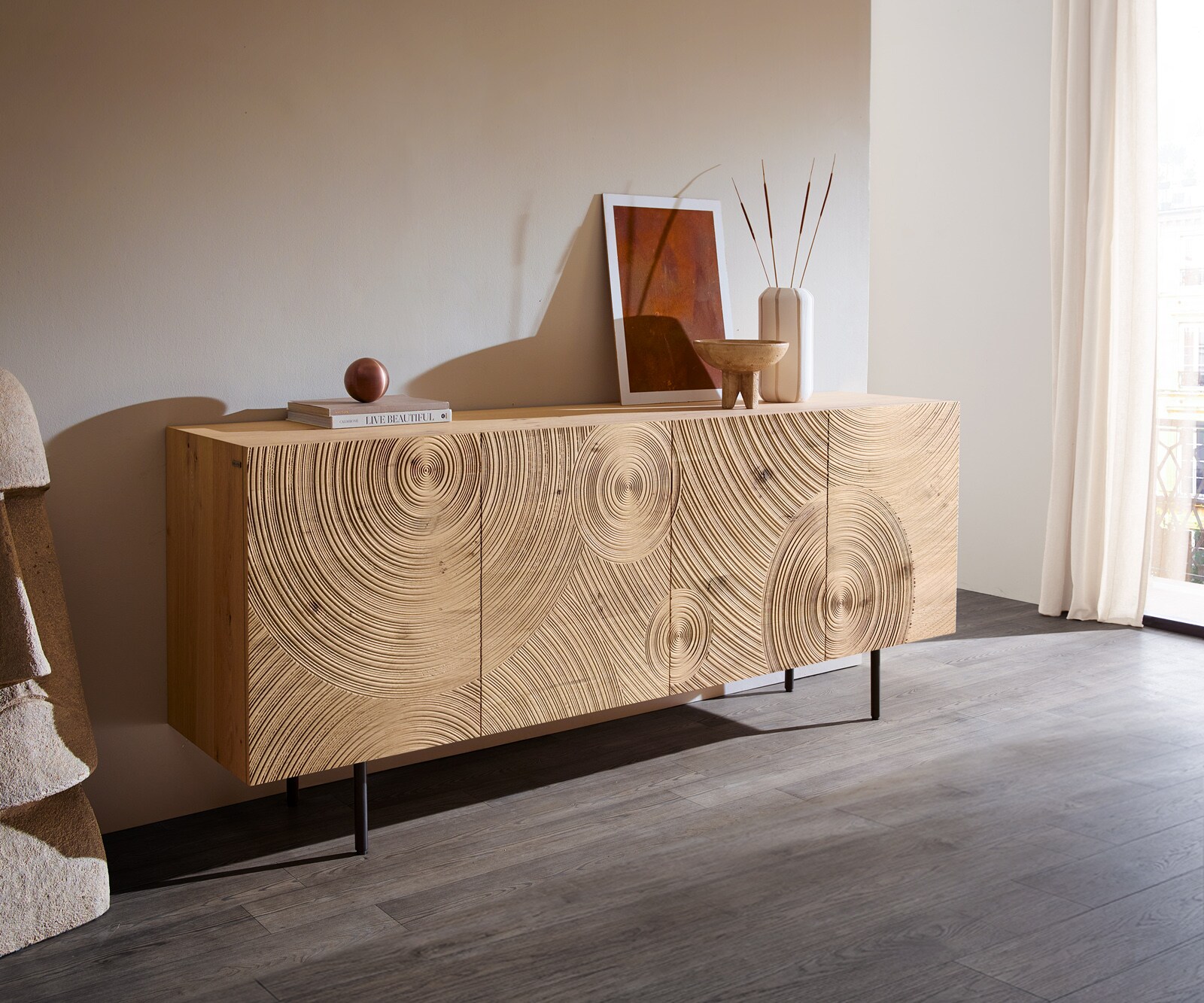 Dressoir Ashara 200 cm eiken natuur 3D-effect 4 deuren ronde voet metaal zwart 1