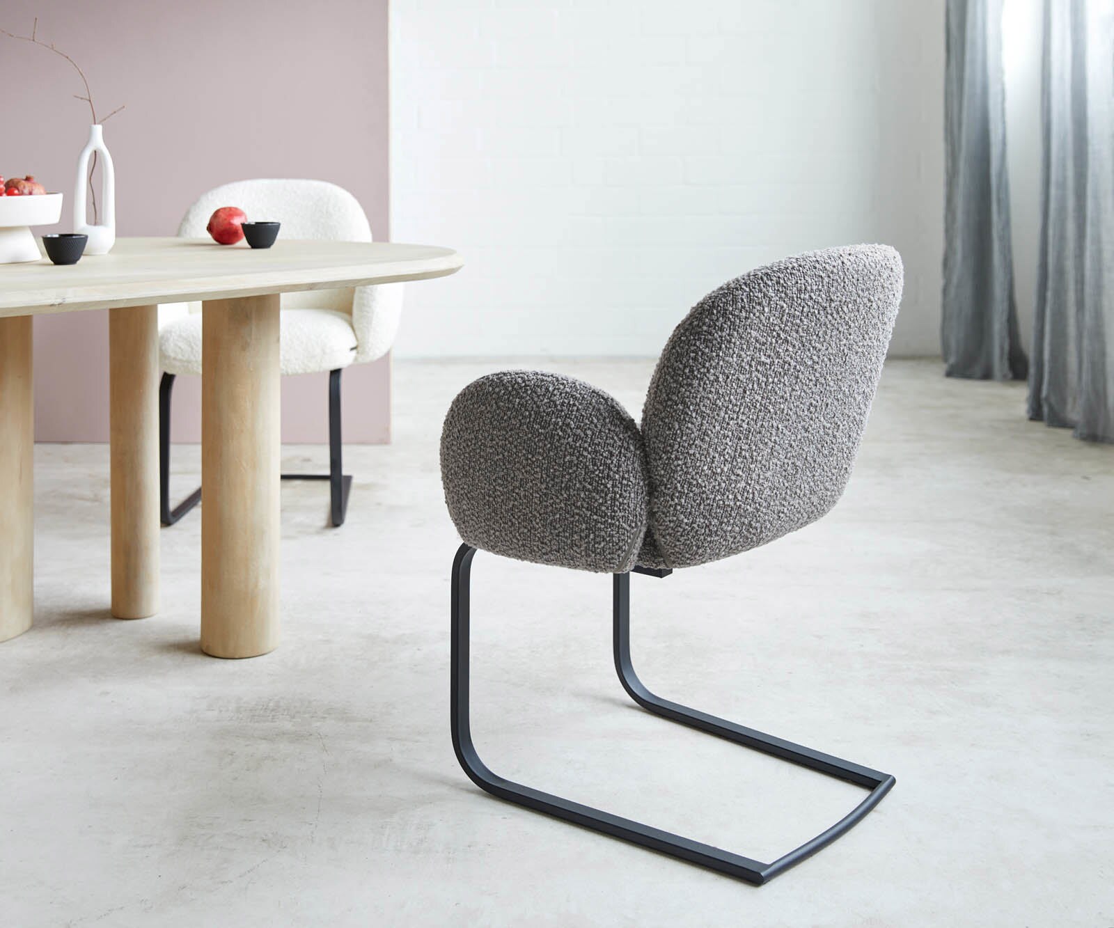 Sledemodel Nube-Flex met armleuning bouclé zilver grijs sledemodel vlak zwart pocketveer kern 3 Sledemodel Nube-Flex met armleuning bouclé zilver grijs sledemodel vlak zwart pocketveer kern 3