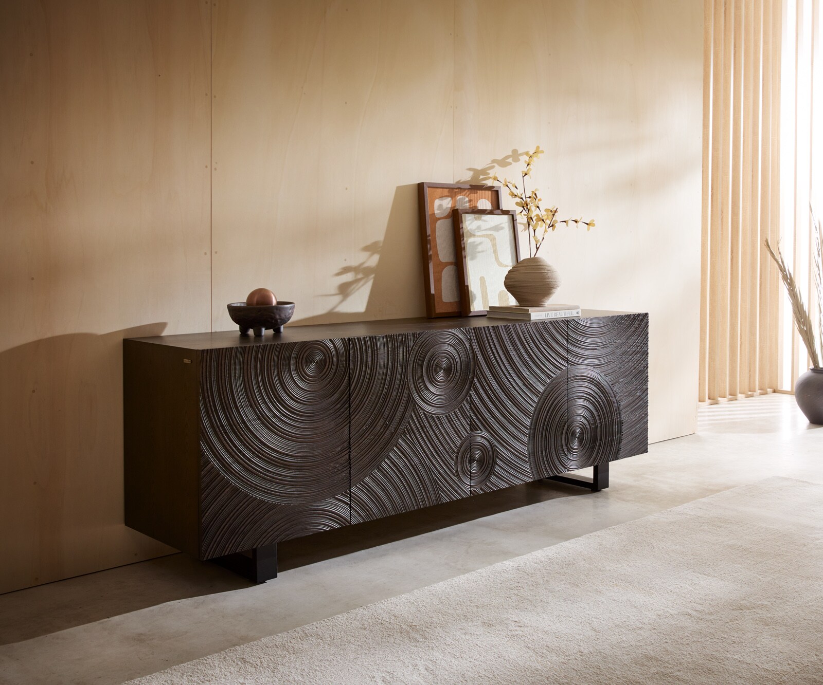 Dressoir Ashara 200 cm essenhout donkerbruin 3D-effect 4 deuren met metalen sledepoten zwart