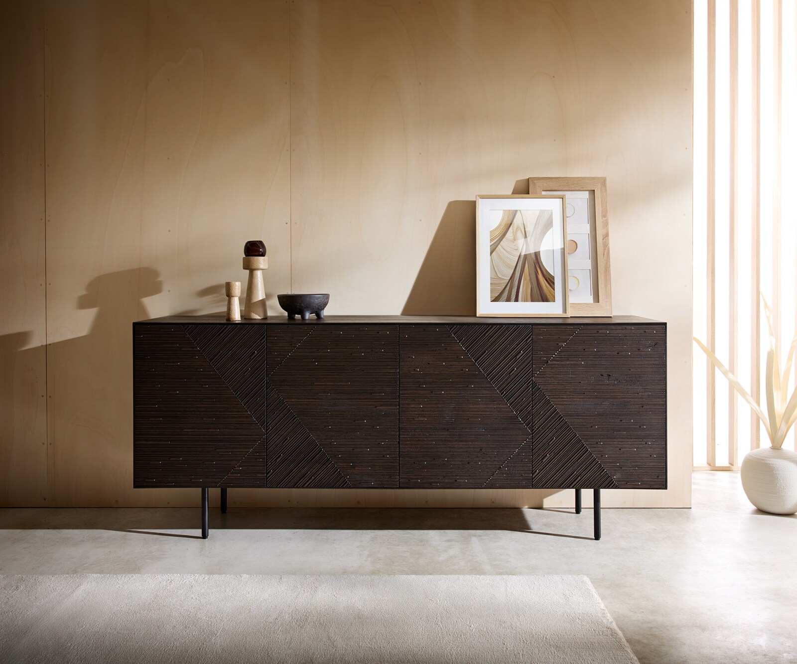 Dressoir Tereos 200 cm essenhout donkerbruin 3D-effect 4 deuren ronde voet metaal zwart 1