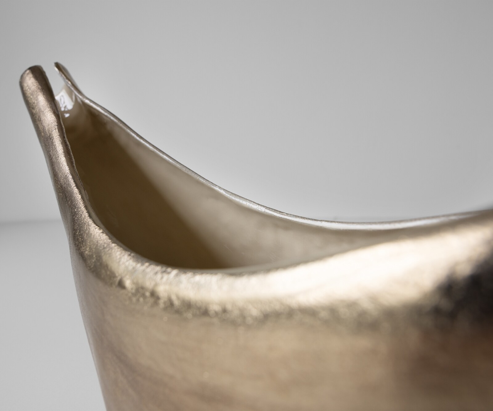 Sculptuur Navira B77 x D17 x H31 cm Aluminium Champagner Ivory Handgemaakt 4