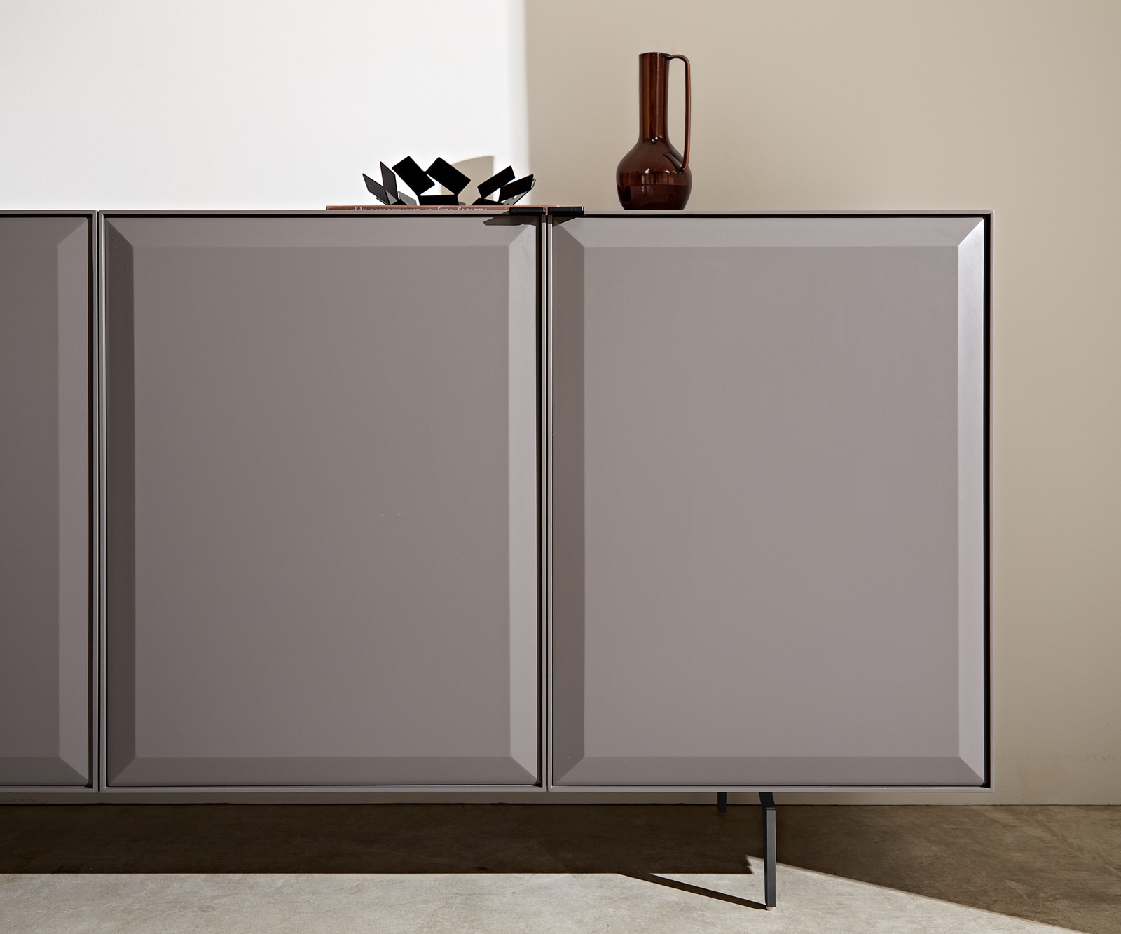 Dressoir Marellia 200 cm grijs 4 deuren Schuin onderstel metaal zwart 4 Dressoir Marellia 200 cm grijs 4 deuren Schuin onderstel metaal zwart 4