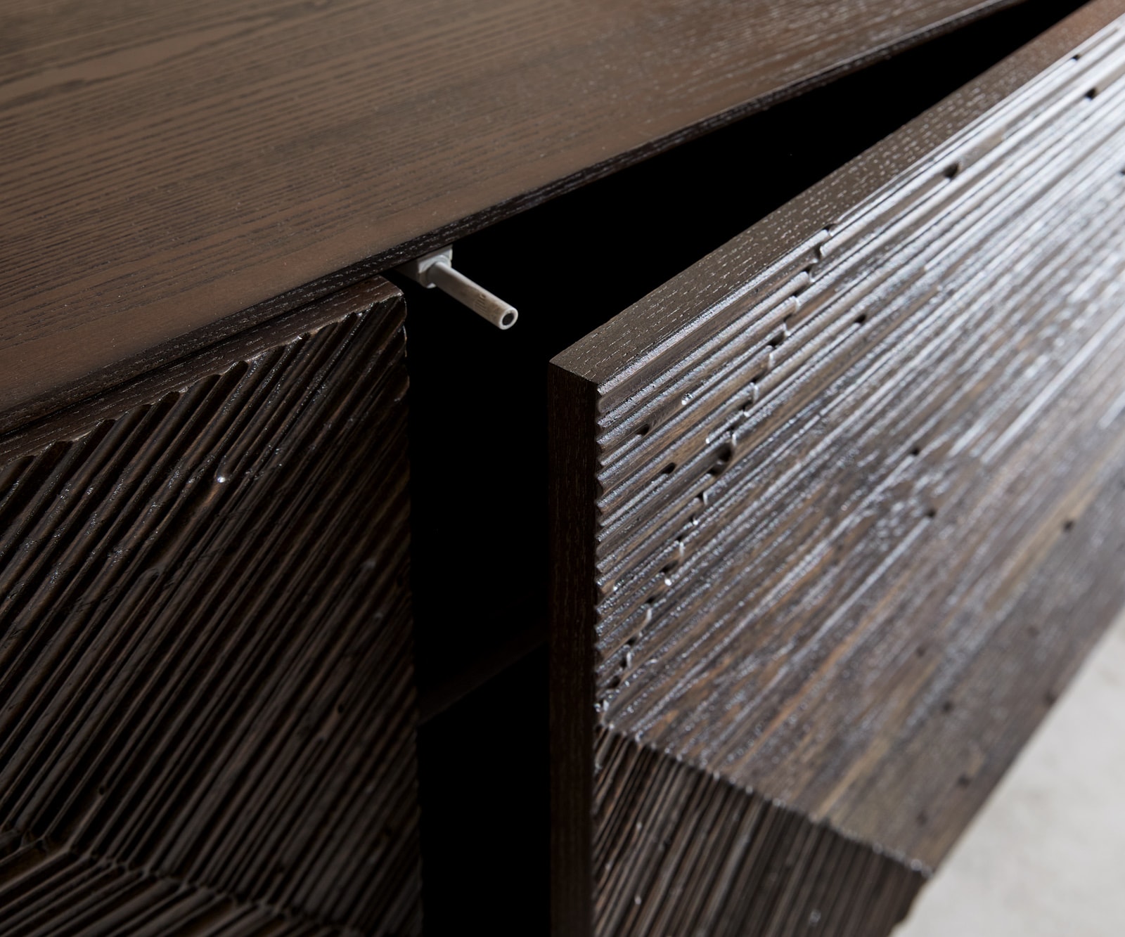 TV-meubel Tereos 220 cm essenhout donkerbruin 3D-effect 4 deuren met metalen sledepoten zwart 5 TV-meubel Tereos 220 cm essenhout donkerbruin 3D-effect 4 deuren met metalen sledepoten zwart 5