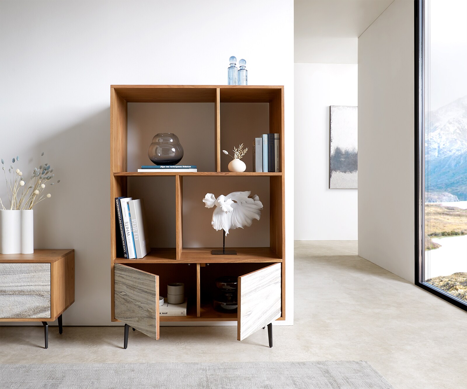 Boekenkast Kleo 90x130 cm acacia natuur 2 deurs hoekonderstel metaal zwart 3 Boekenkast Kleo 90x130 cm acacia natuur 2 deurs hoekonderstel metaal zwart 3