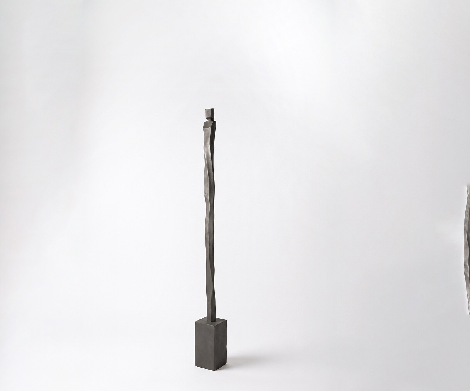 Beeldje Statera B12 x D12 x H131 cm Aluminium Basalt Handgemaakt