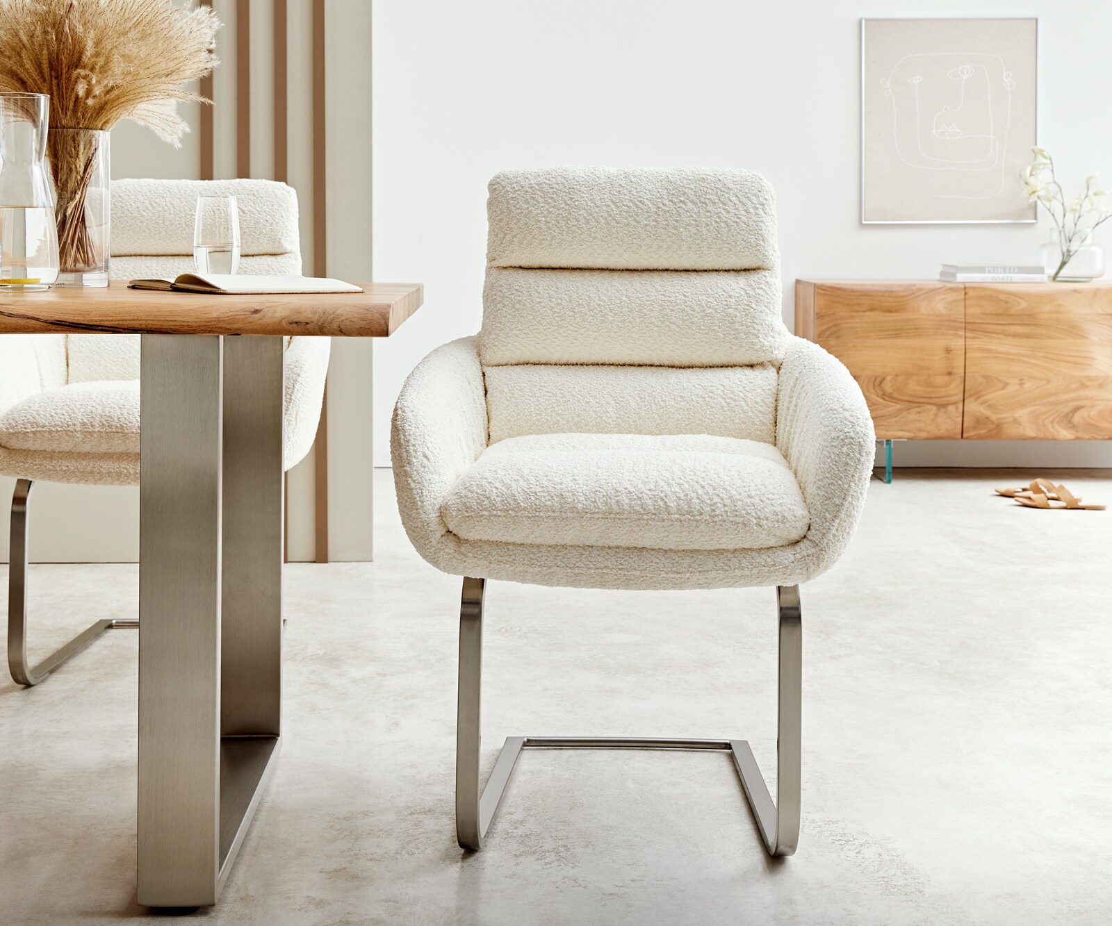 Sledemodel Abelia-Flex met armleuning bouclé wit sledemodel vlak roestvrij staal 1 Sledemodel Abelia-Flex met armleuning bouclé wit sledemodel vlak roestvrij staal 1