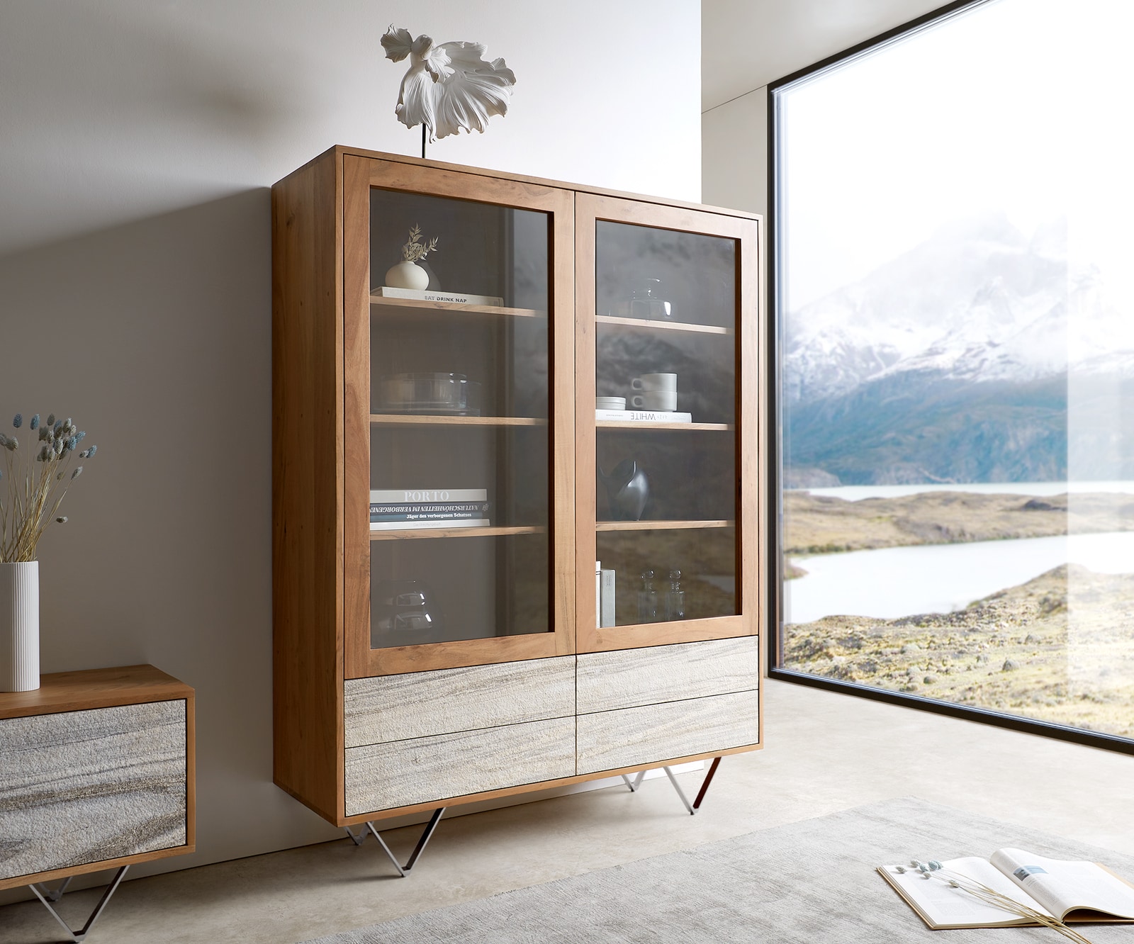 Vitrinekast Kleo 115x150 cm natuur acacia 2 deuren 4 laden V-poot roestvrij staal