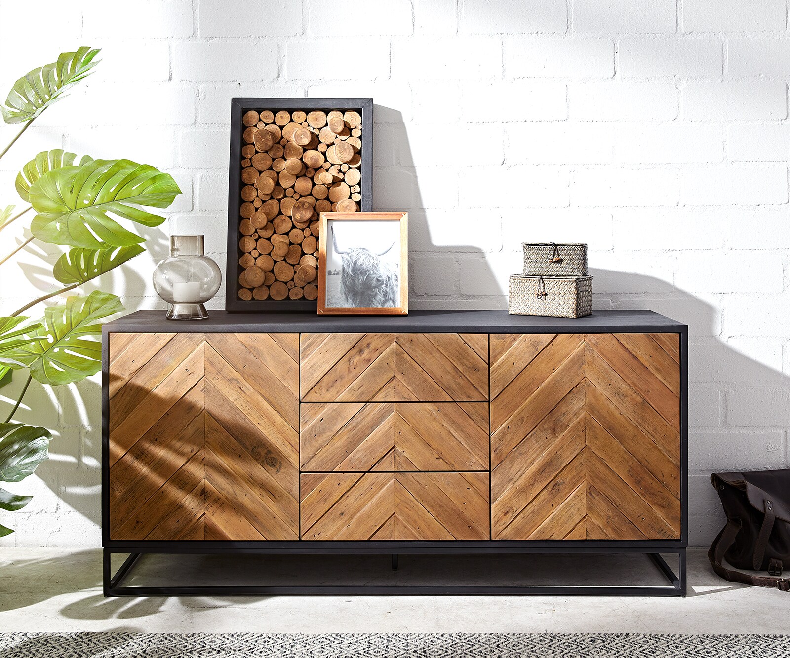 Dressoir Famke 145 cm mango teak 2 deuren 3 schuifladen 1