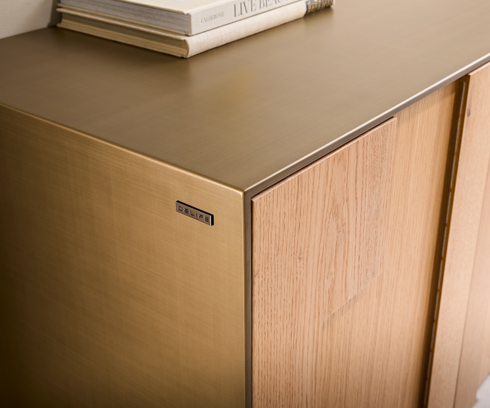 Dressoir Taka 200 cm metaal goud 4 deuren acrylpoot 3 Dressoir Taka 200 cm metaal goud 4 deuren acrylpoot 3