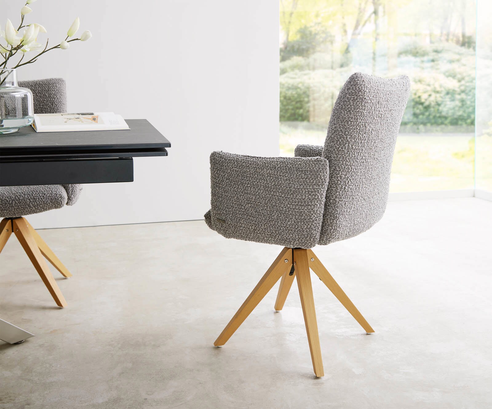 Draaistoel Jova-Flex met armleuning bouclé zilver grijs houten frame hoekig natuur 180° draaibaar pocketveer kern 4 Draaistoel Jova-Flex met armleuning bouclé zilver grijs houten frame hoekig natuur 180° draaibaar pocketveer kern 4
