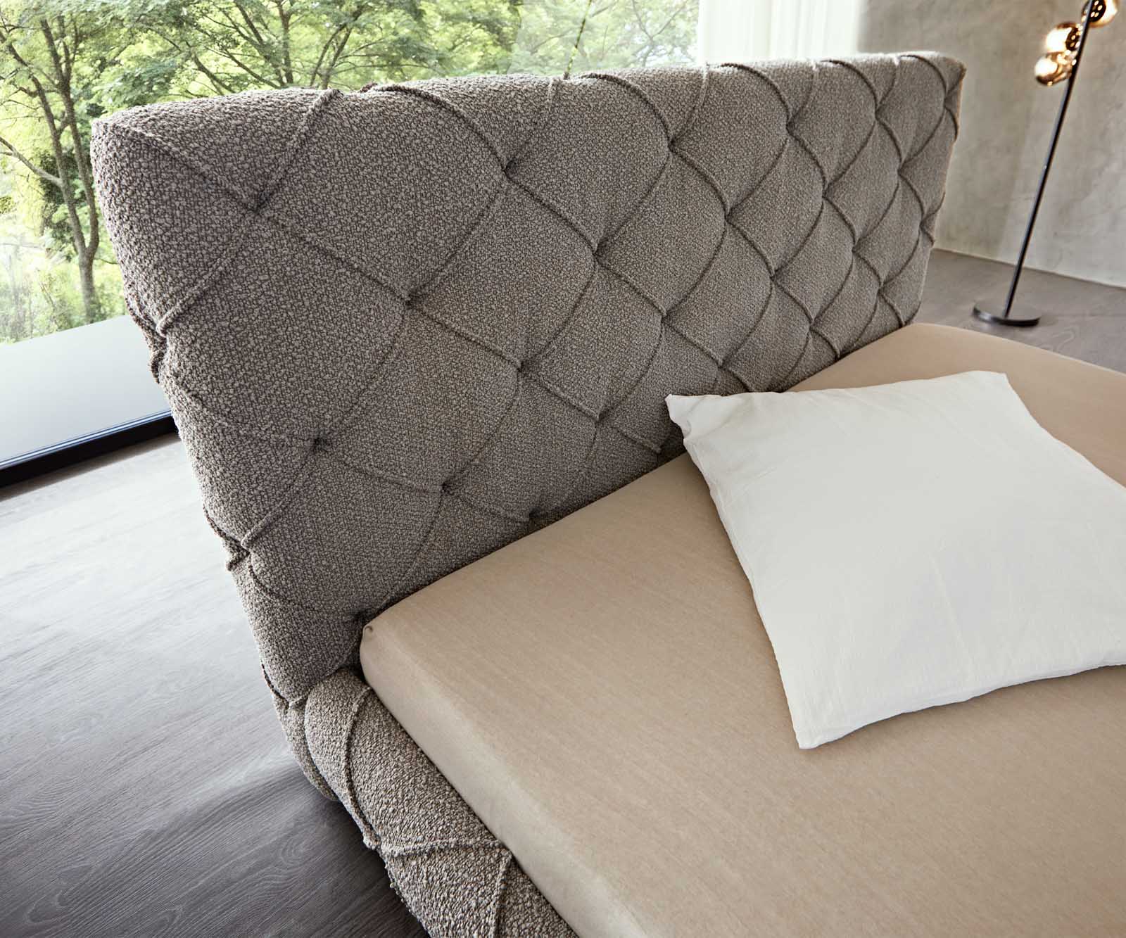 Nayara gestoffeerd bedframe 180x200 cm bouclé zilvergrijs 4
