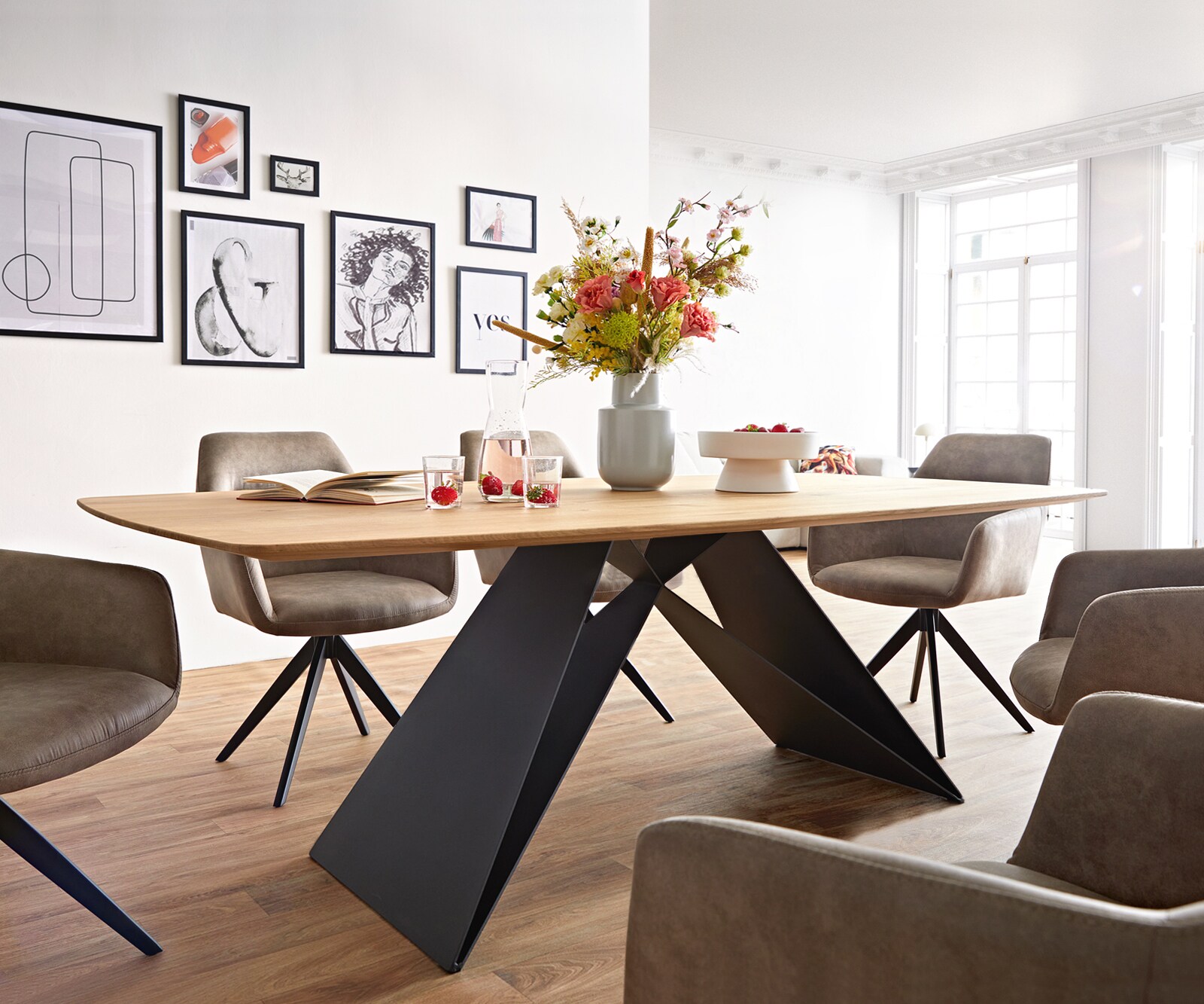 Eettafel Edge Boot 200x100x2,5-3 eiken natuur V-frame staal  zwart  Schweizer Kante 1