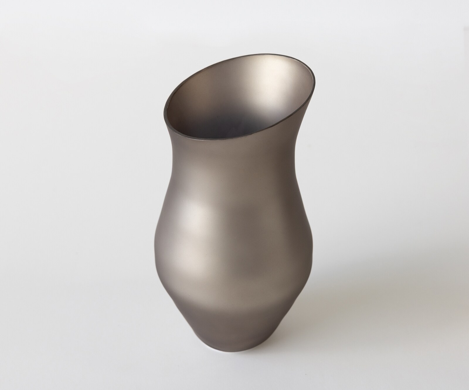 Vaas Curvia B18 x D11 x H41 cm Glas Opal Mondgeblazen 2