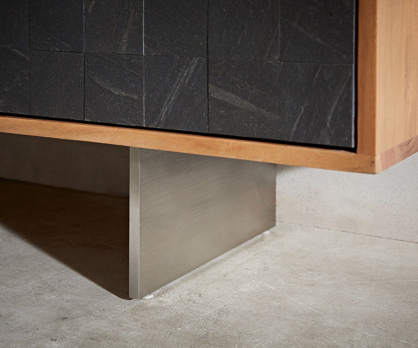 Tv-meubel Teele 240 cm acacia natuurleisteen 4 deurs poot drijvend roestvrij staal 6