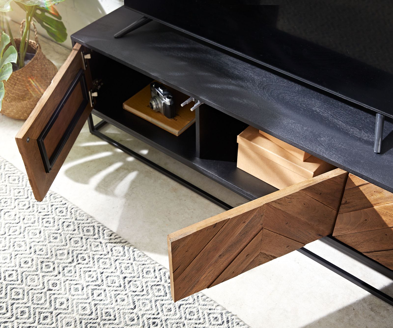 Tv-meubel Famke 145 cm mango teak 3 deuren 4