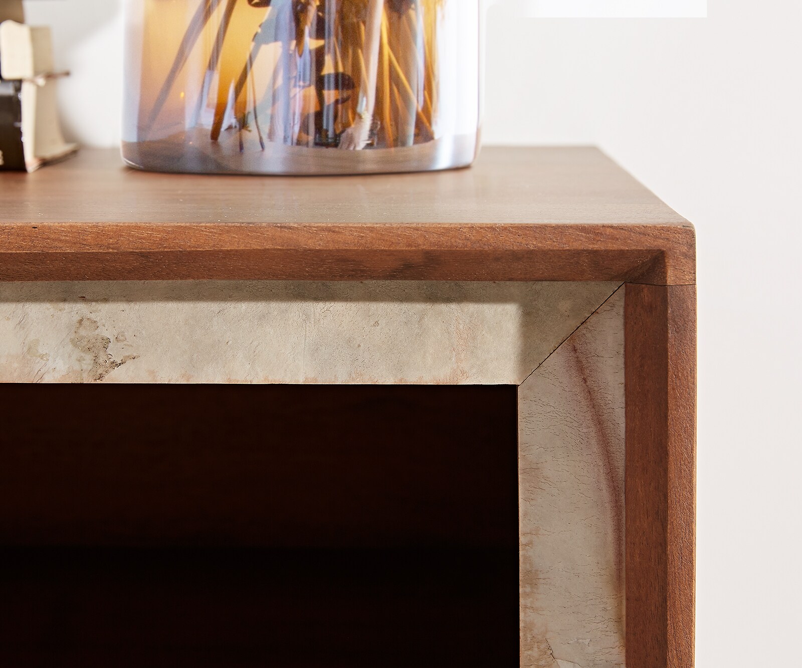 Boekenkast Stonegrace 120x150 cm acacia bruin steenfineer 2 deuren 4 laden V-poot zwart 3 Boekenkast Stonegrace 120x150 cm acacia bruin steenfineer 2 deuren 4 laden V-poot zwart 3