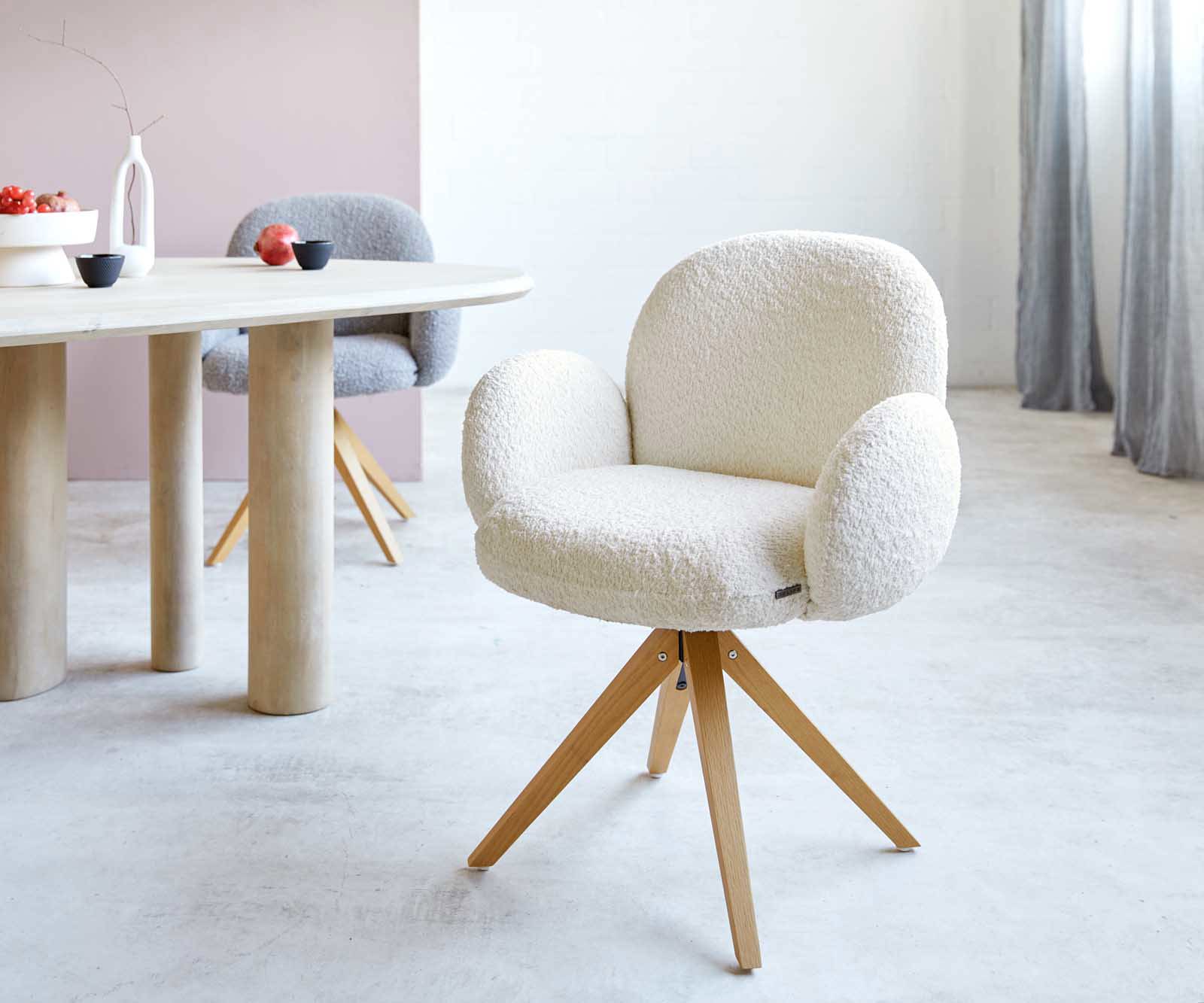 Draaistoel Nube-Flex met armleuning bouclé wit houten frame hoekig natuur 180° draaibaar pocketveer kern