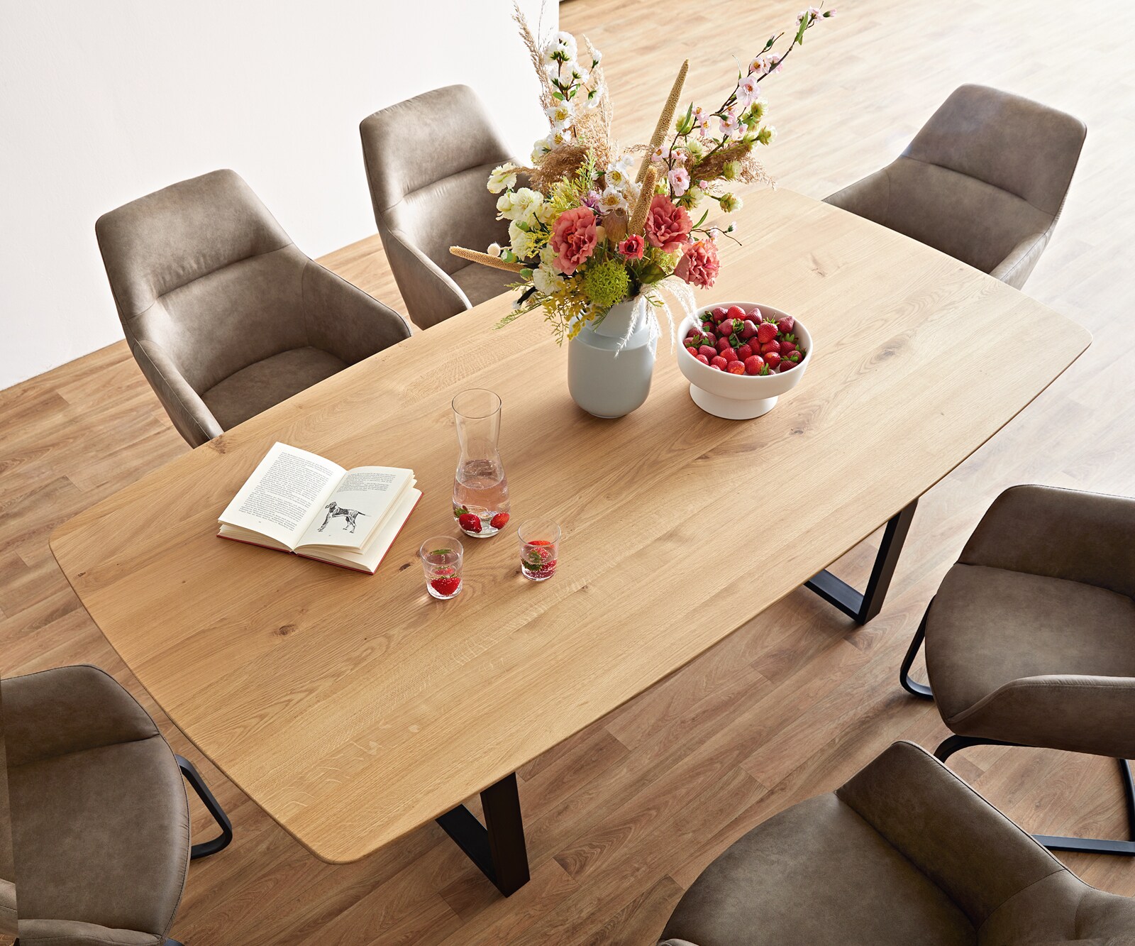 Eettafel Edge Boot 200x100x2,5-3 eiken natuur skid  zwart  Schweizer Kante 1