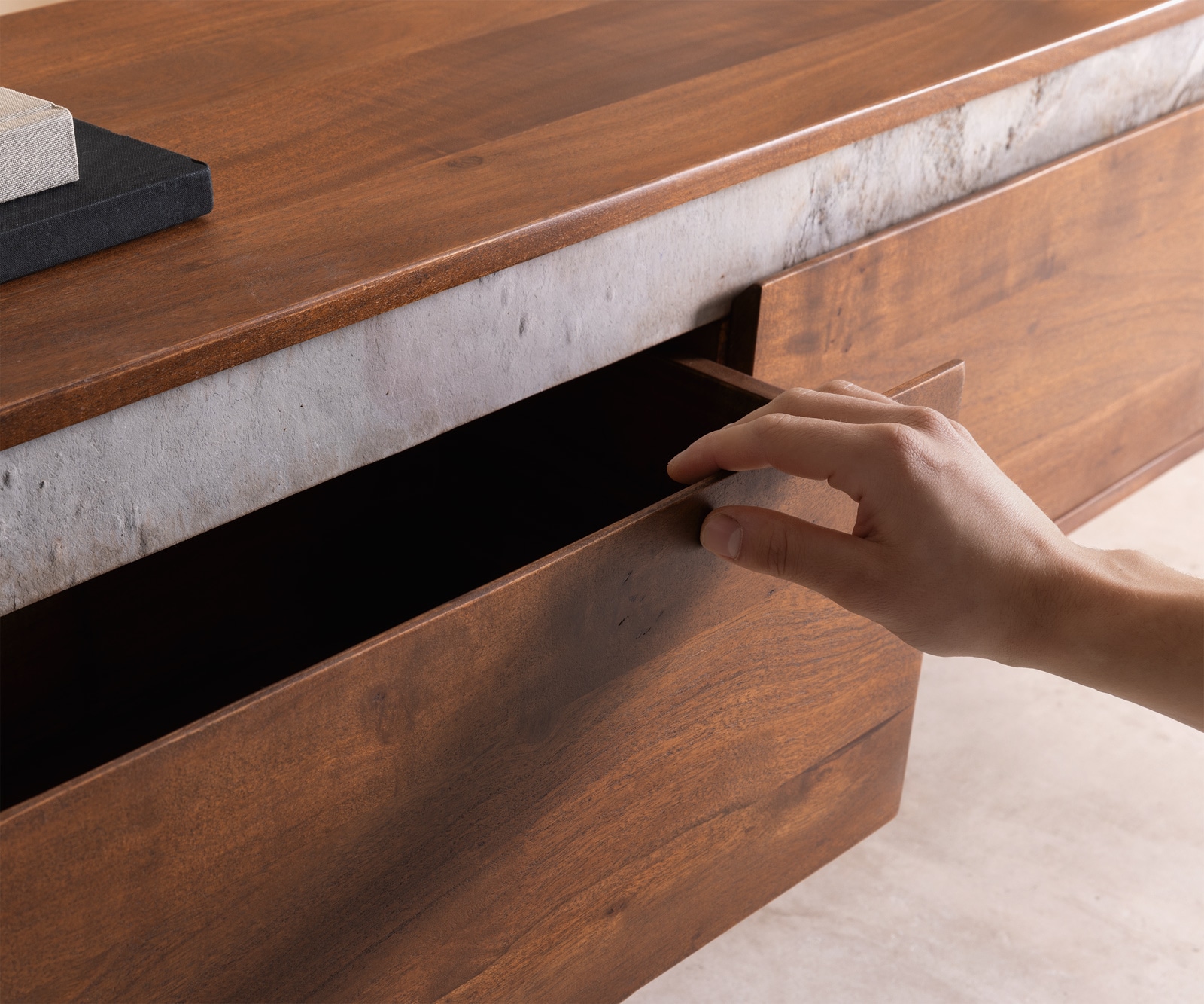 Tv-meubel Stonegrace 200 cm acacia bruin Leisteen 4 laden V-poot zwart 4 Tv-meubel Stonegrace 200 cm acacia bruin Leisteen 4 laden V-poot zwart 4