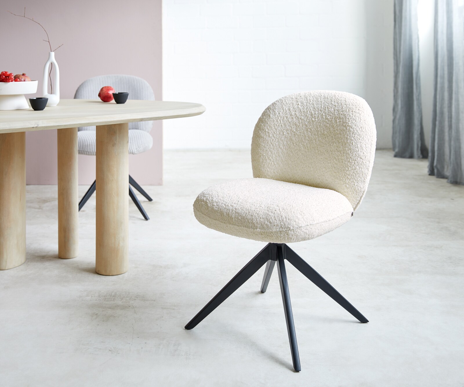 Draaistoel Nube-Flex bouclé wit kruisframe breed zwart 360° draaibaar pocketveer kern