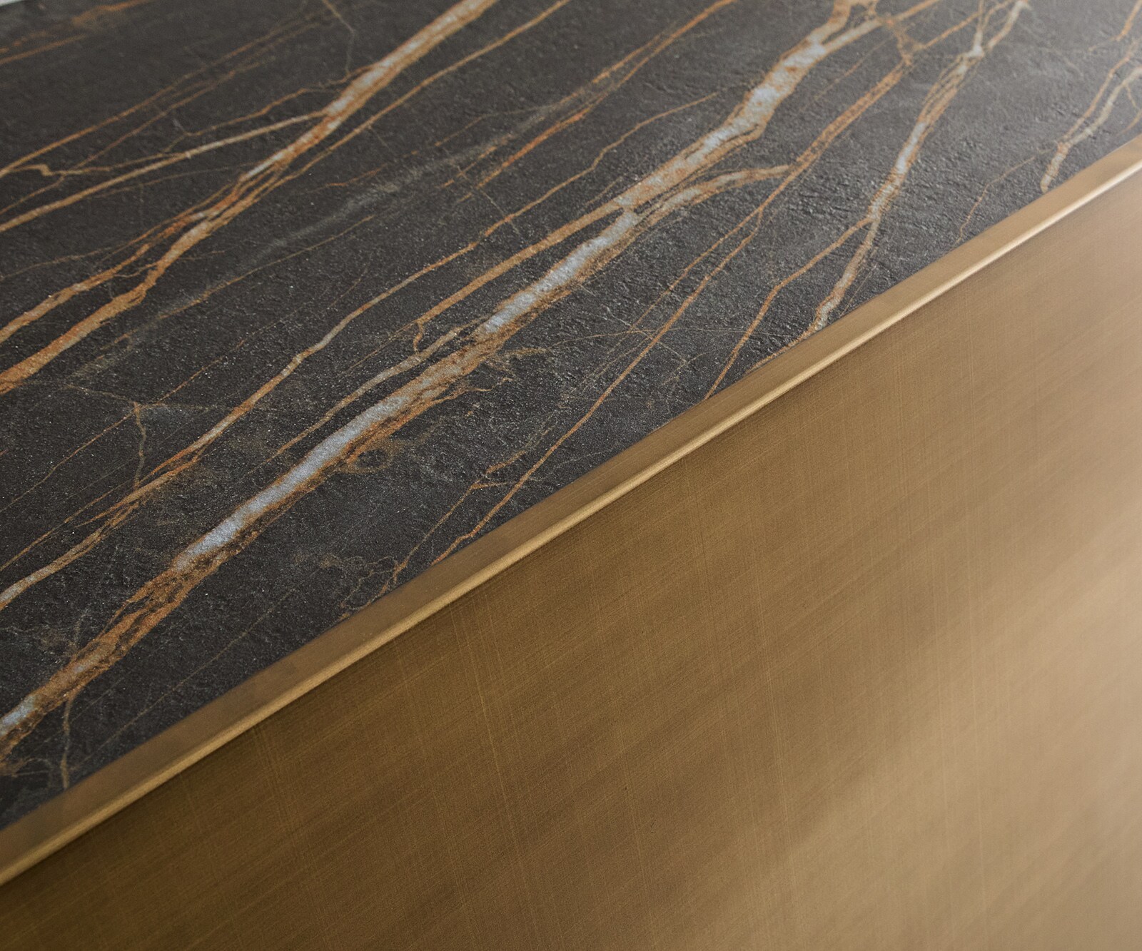 Dressoir Kazu metaal goud 220 cm 4 deuren acrylvoet keramiek Laminam®Noir Desir bruin 2