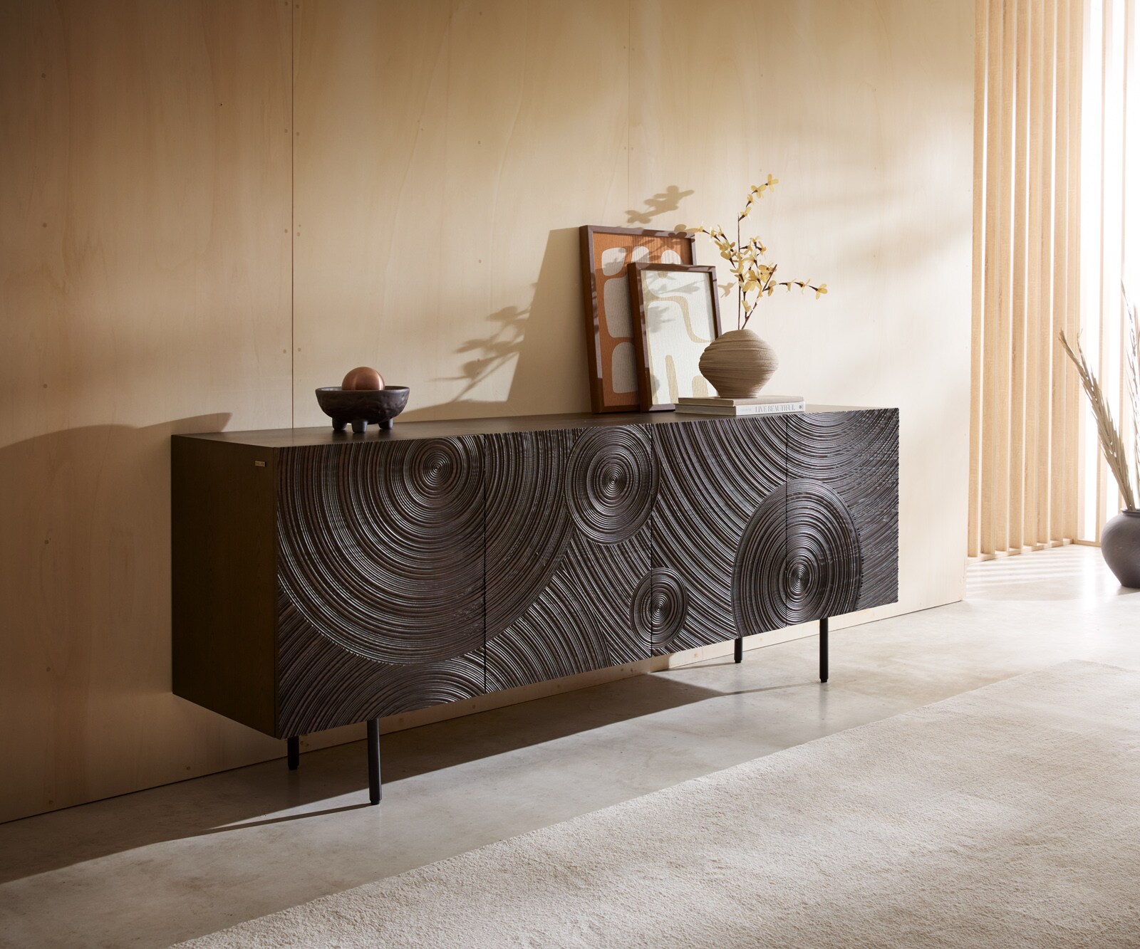Dressoir Ashara 200 cm essenhout donkerbruin 3D-effect 4 deuren ronde voet metaal zwart