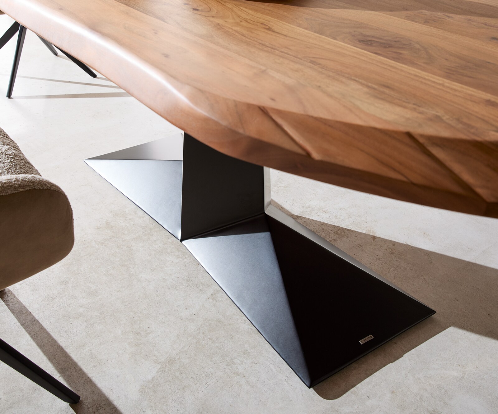 Eettafel Aithon 240x105 cm acacia bruin metalen onderstel zwart ovaal 5
