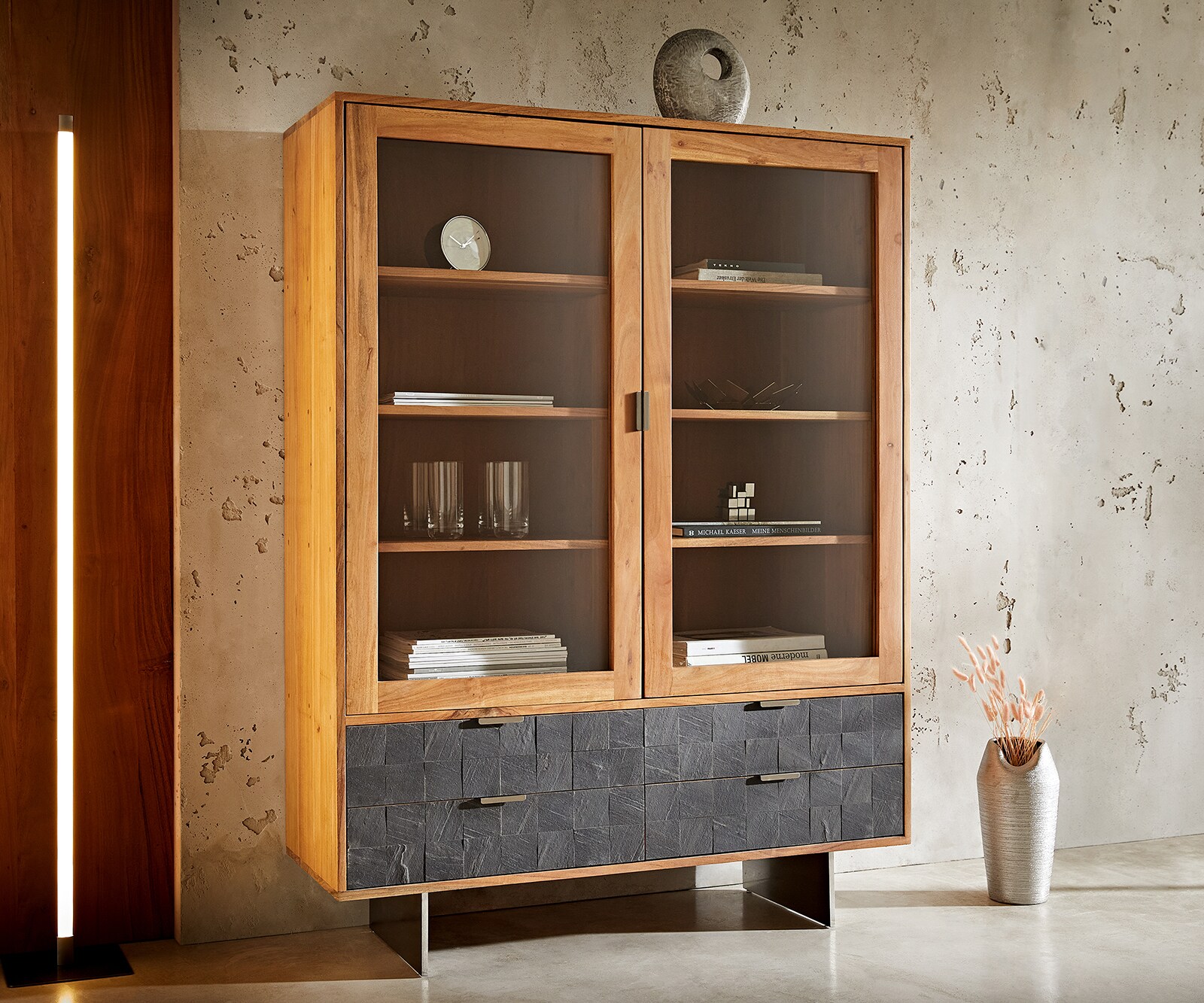 Vitrinekast Teele 115x150 cm acacia natuurleisteen 2 deuren 4 laden poot zwevend RVS