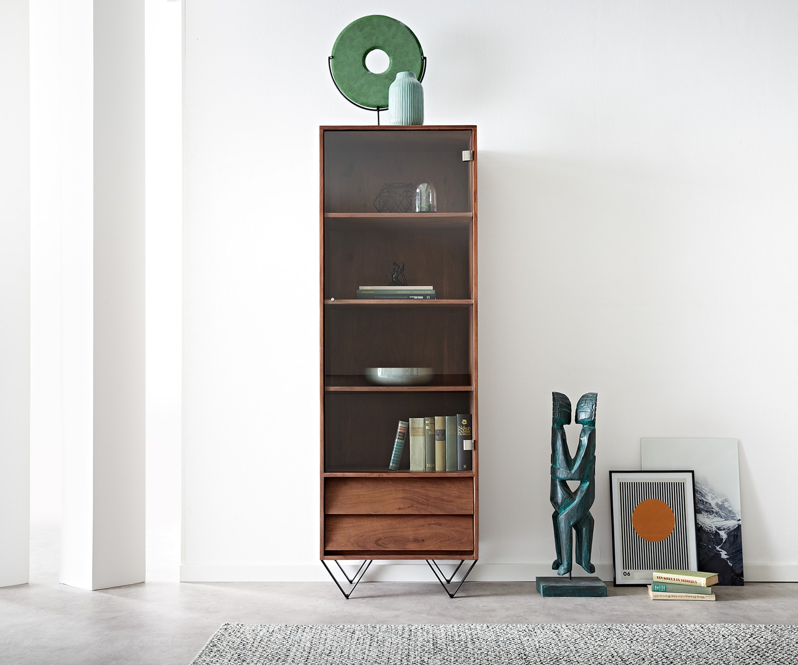 Vitrinekast Eloi 60x40 cm acacia bruin 1 deur 2 laden V-poot zwart 1 Vitrinekast Eloi 60x40 cm acacia bruin 1 deur 2 laden V-poot zwart 1