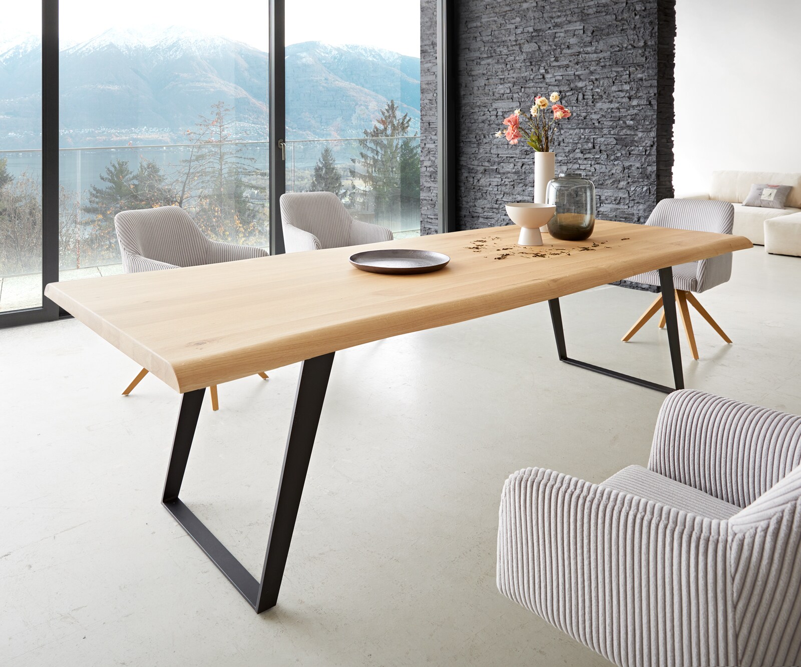 Eettafel Edge 260x100 eiken natuur metaal schuin zwart  Live-Edge 1