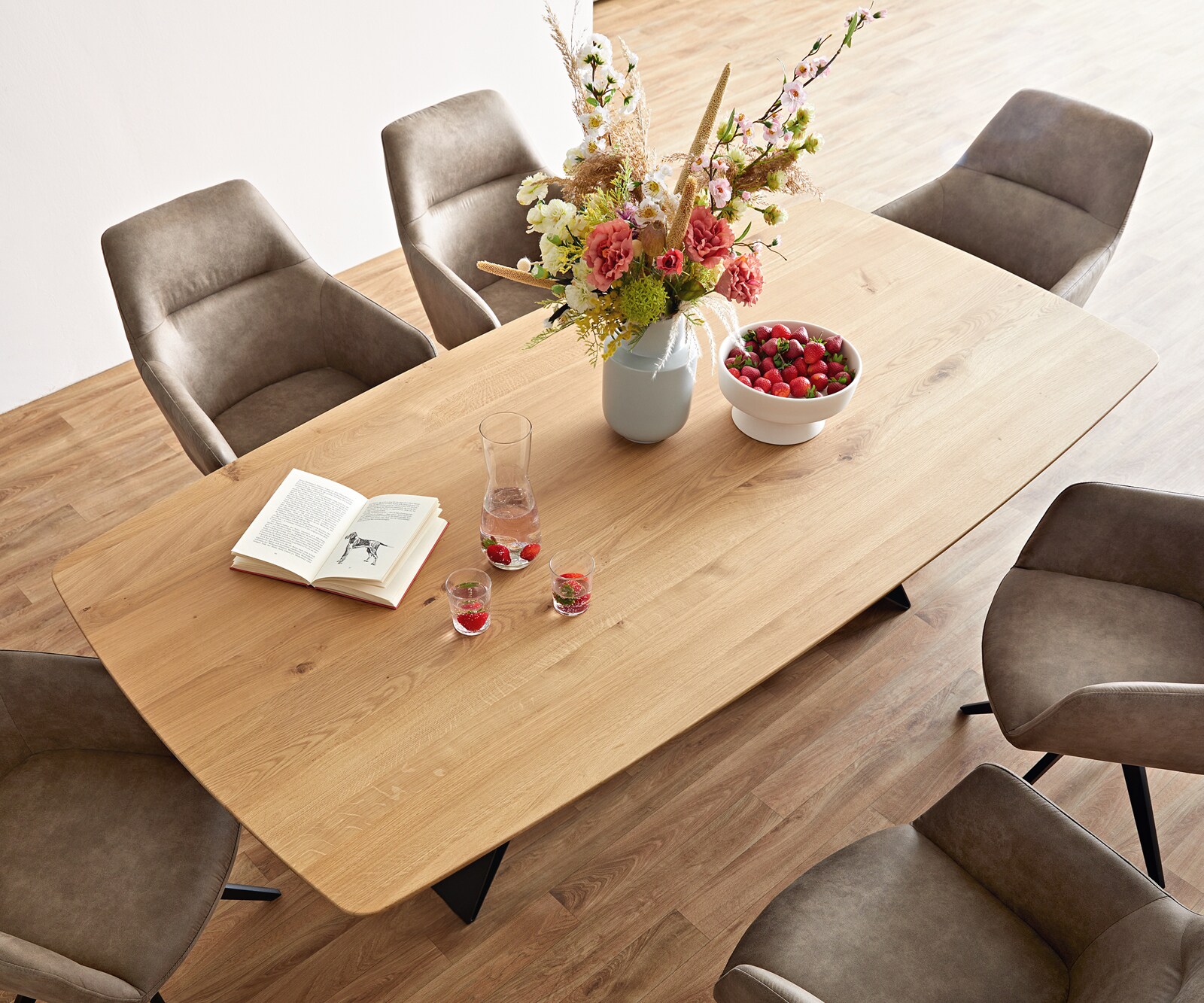 Eettafel Edge Boot 200x100x2,5-3 eiken natuur V-frame staal  zwart  Schweizer Kante 2