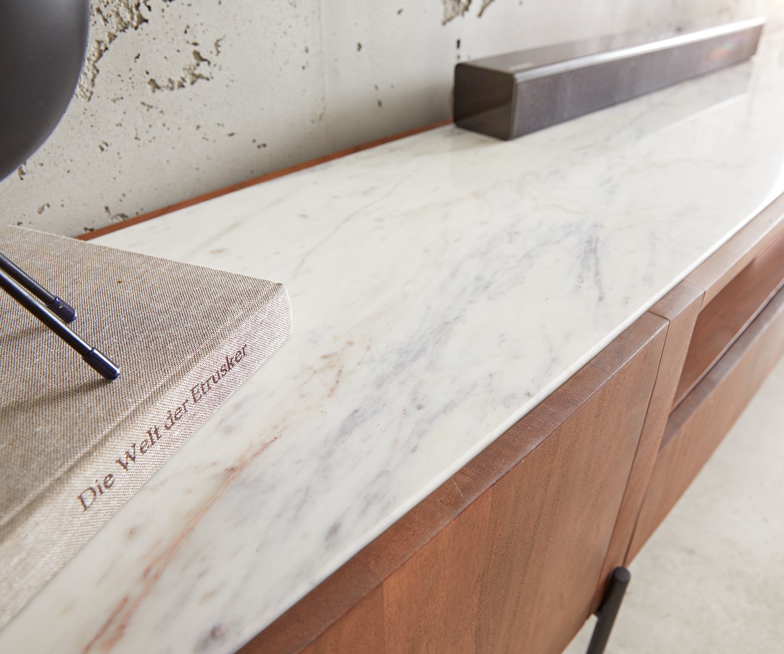 TV-meubel Secara 200 cm acacia bruin 2 deuren 2 laden marmeren poten zwart 5 TV-meubel Secara 200 cm acacia bruin 2 deuren 2 laden marmeren poten zwart 5