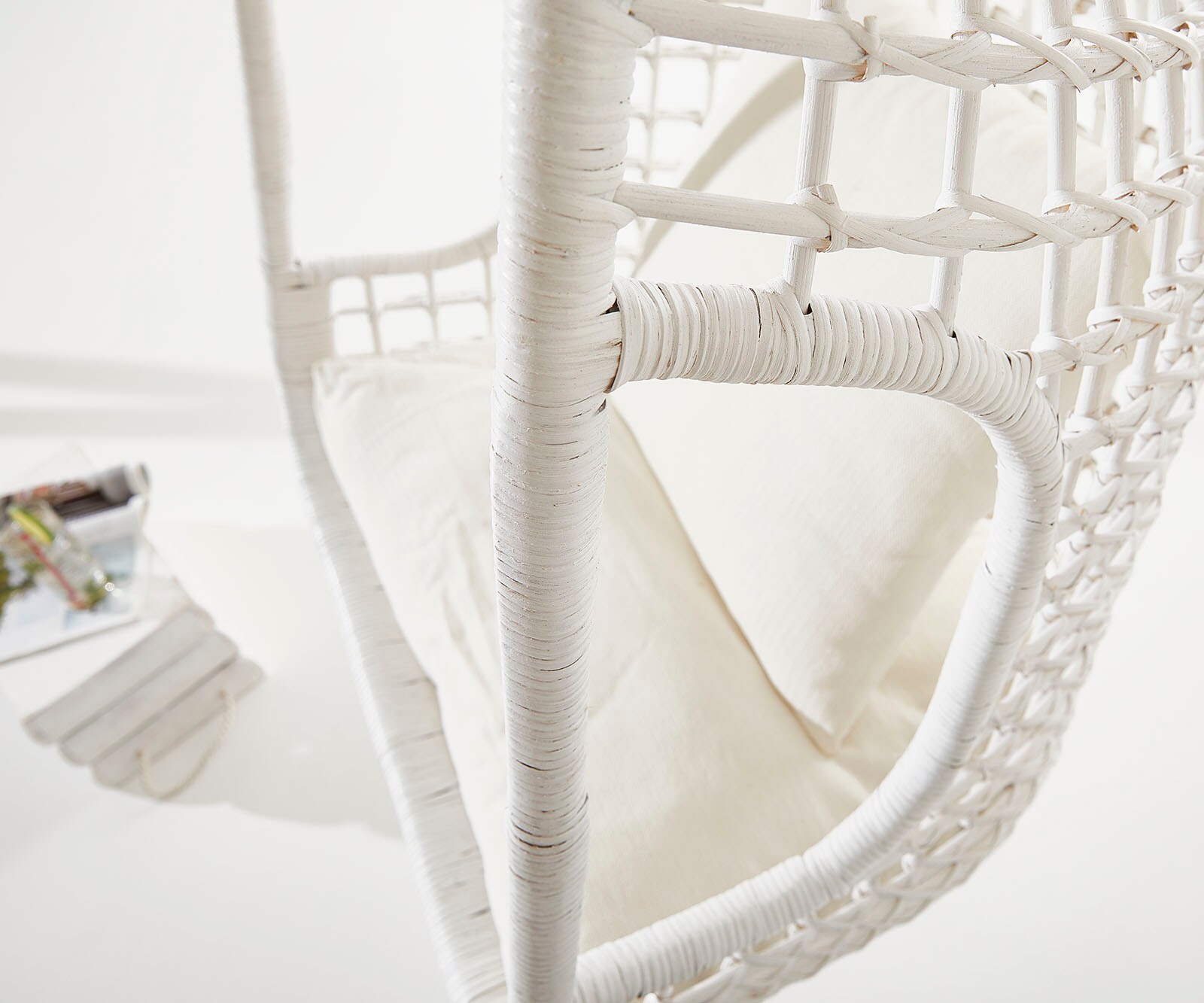 Edessa hangfauteuil met witte rotan kussens 5 Edessa hangfauteuil met witte rotan kussens 5