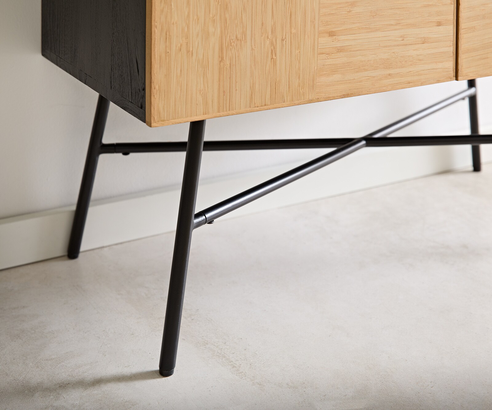 Boekenkast Mikkusu 90x150 Bamboe Natuur Mango Zwart 4 deuren Metaal Zwart 4