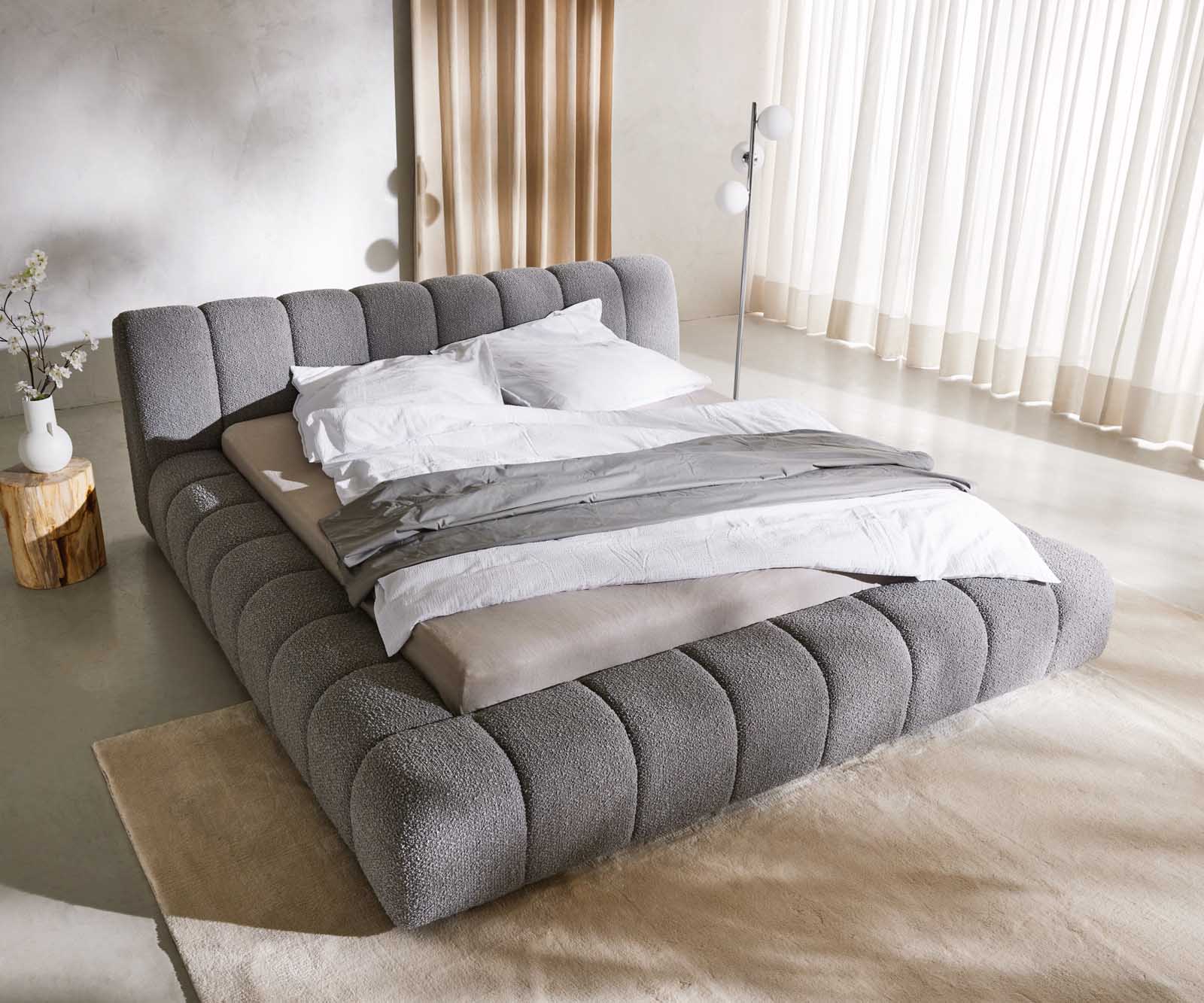 Gestoffeerd bedframe Cutio 180x200 cm Bouclé zilvergrijs 2 Gestoffeerd bedframe Cutio 180x200 cm Bouclé zilvergrijs 2