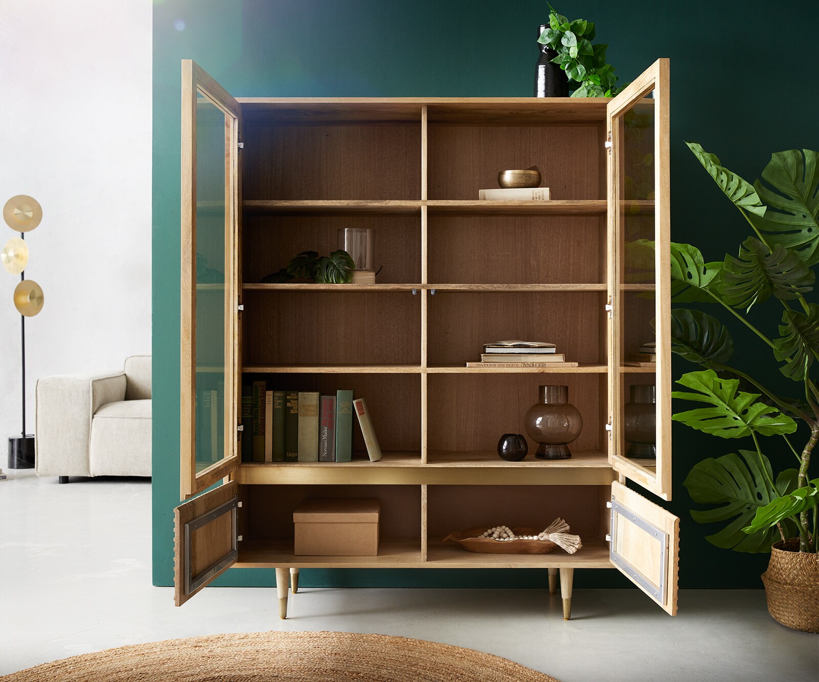 Vitrinekast Budaya 115x135 cm mango natuur 4 deuren poot rond 3 Vitrinekast Budaya 115x135 cm mango natuur 4 deuren poot rond 3