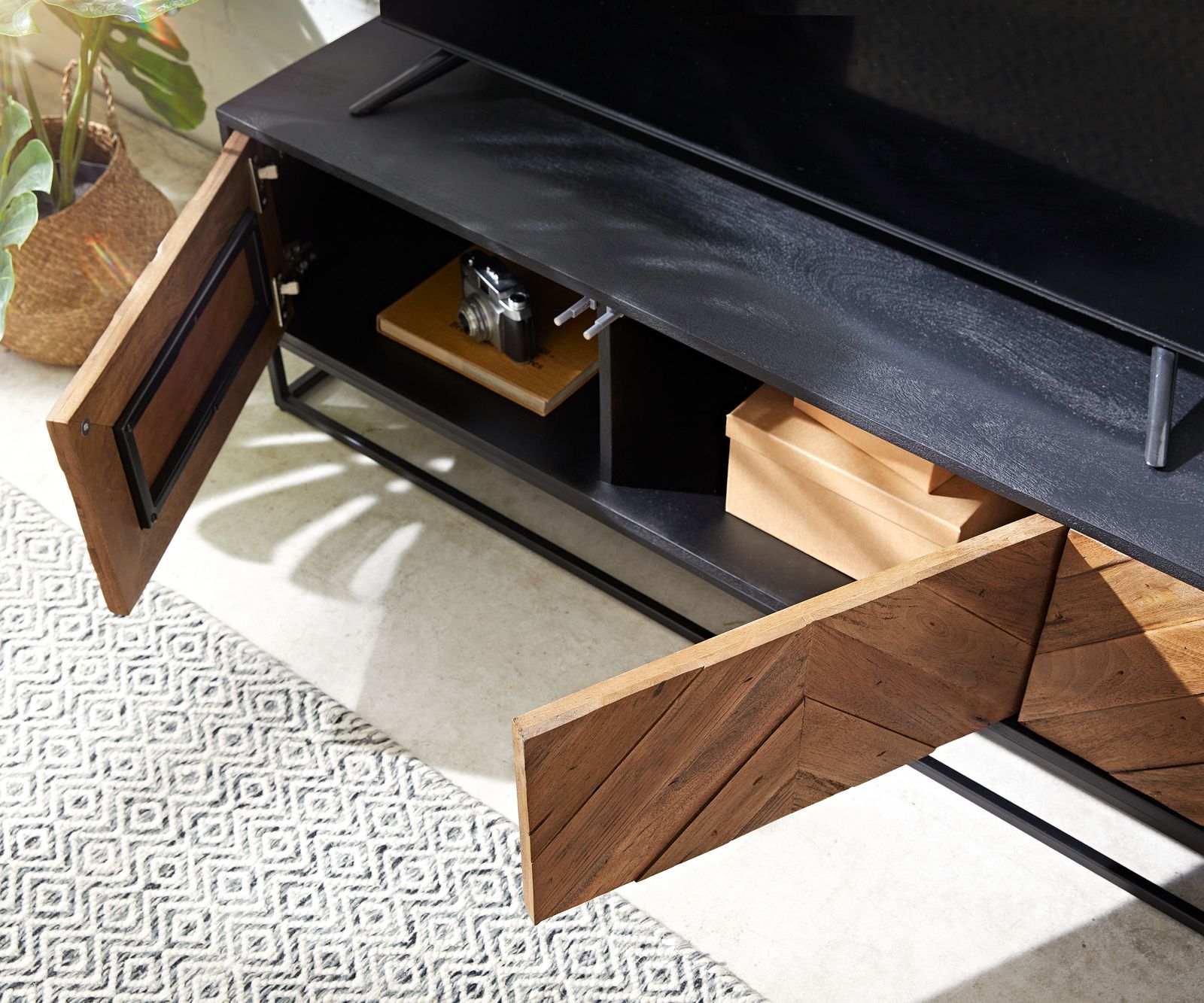 Tv-meubel Famke 145 cm mango teak 3 deuren 4 Tv-meubel Famke 145 cm mango teak 3 deuren 4