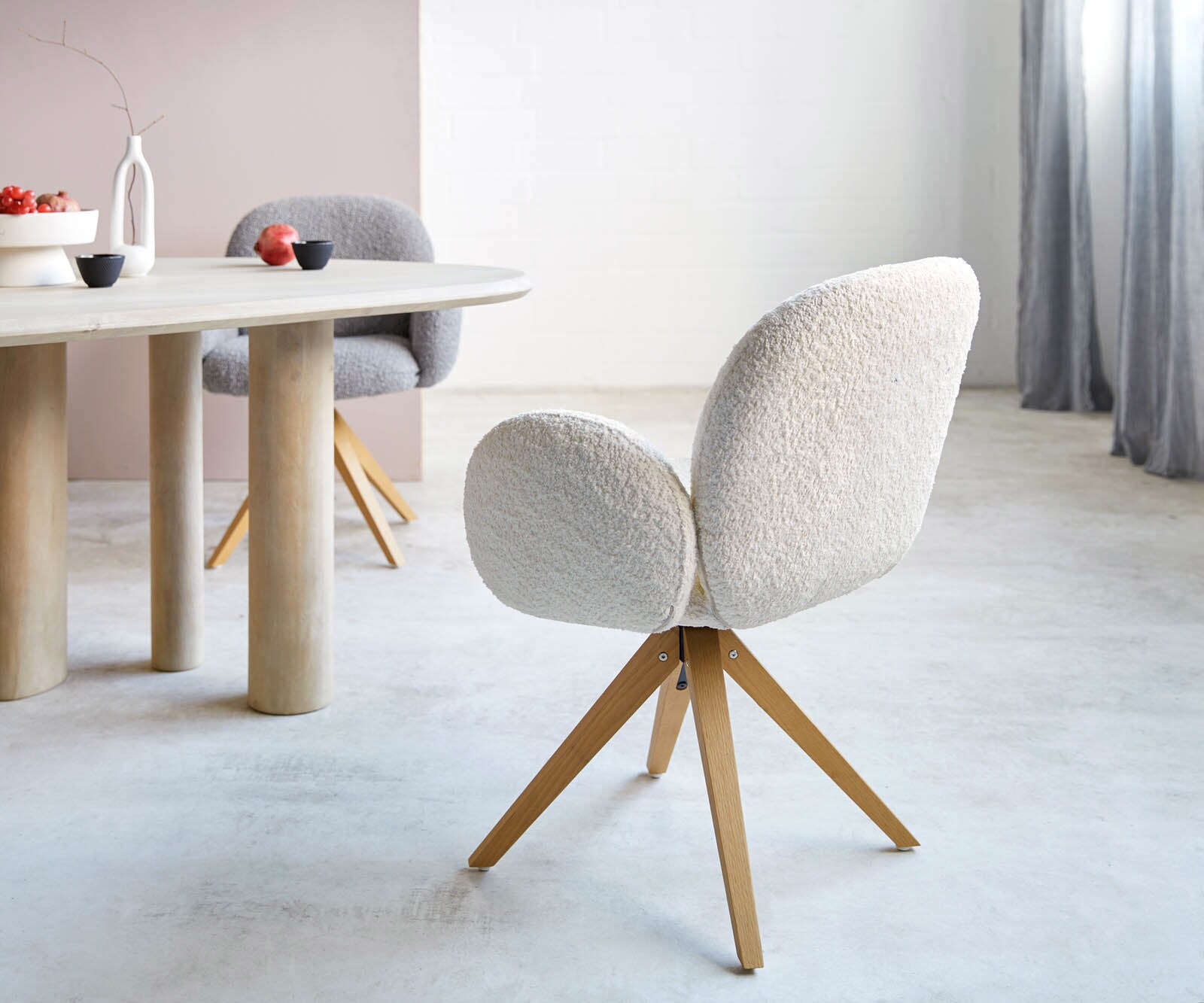 Draaistoel Nube-Flex met armleuning bouclé wit houten frame hoekig natuur 180° draaibaar pocketveer kern 4 Draaistoel Nube-Flex met armleuning bouclé wit houten frame hoekig natuur 180° draaibaar pocketveer kern 4