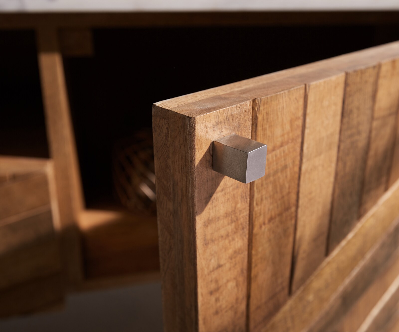 Dressoir Bahan 145 cm Mango Teak 4 deuren 1 legplank marmeren blad wit hoekonderstel roestvrij staal 4