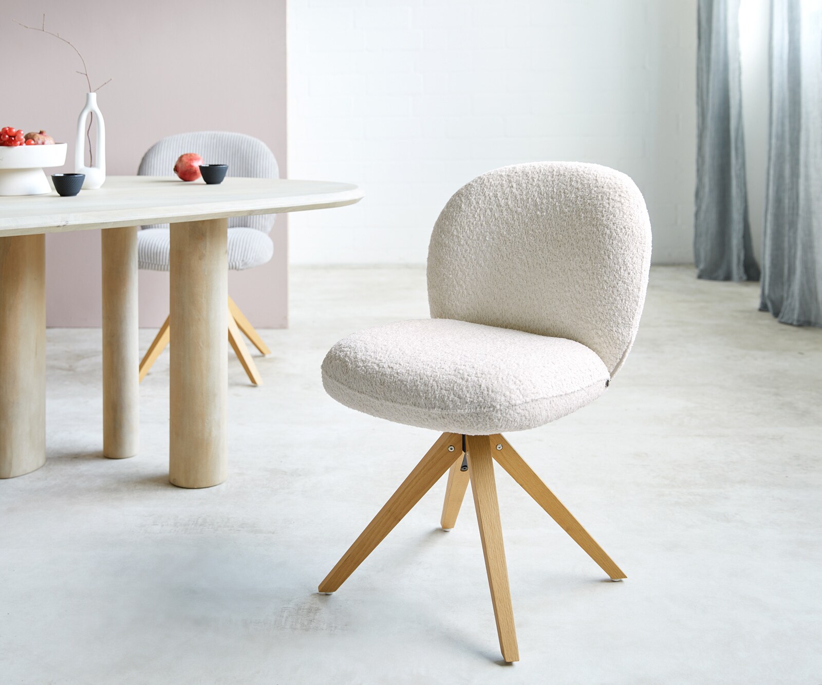Draaistoel Nube-Flex bouclé wit houten frame hoekig natuur 180° draaibaar pocketveer kern