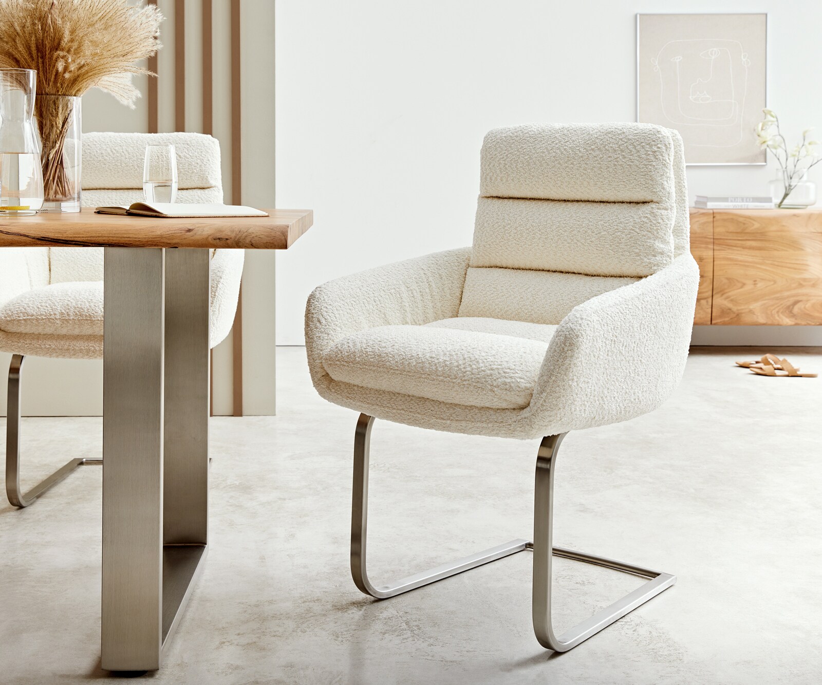 Sledemodel Abelia-Flex met armleuning bouclé wit sledemodel vlak roestvrij staal Sledemodel Abelia-Flex met armleuning bouclé wit sledemodel vlak roestvrij staal