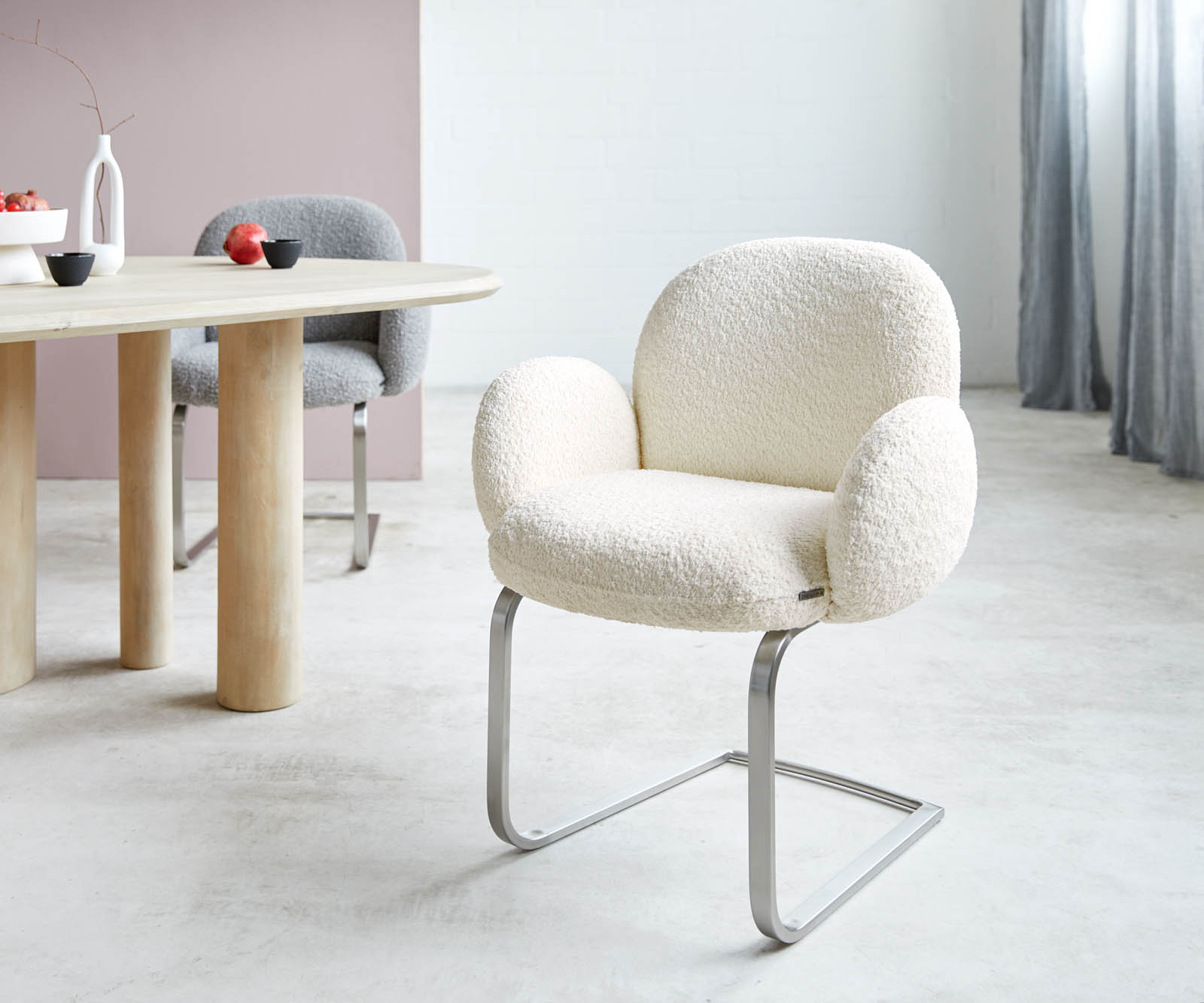 Sledemodel Nube-Flex met armleuning bouclé wit sledemodel vlak roestvrij staal pocketveer kern