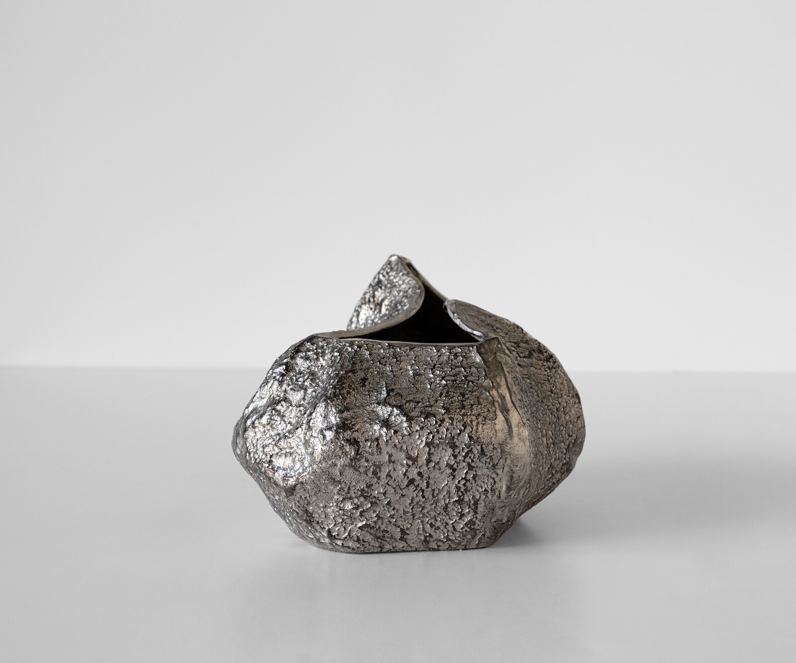 Vaas Cratera B29 x D24 x H19 cm Aluminium Platin Handgemaakt 1