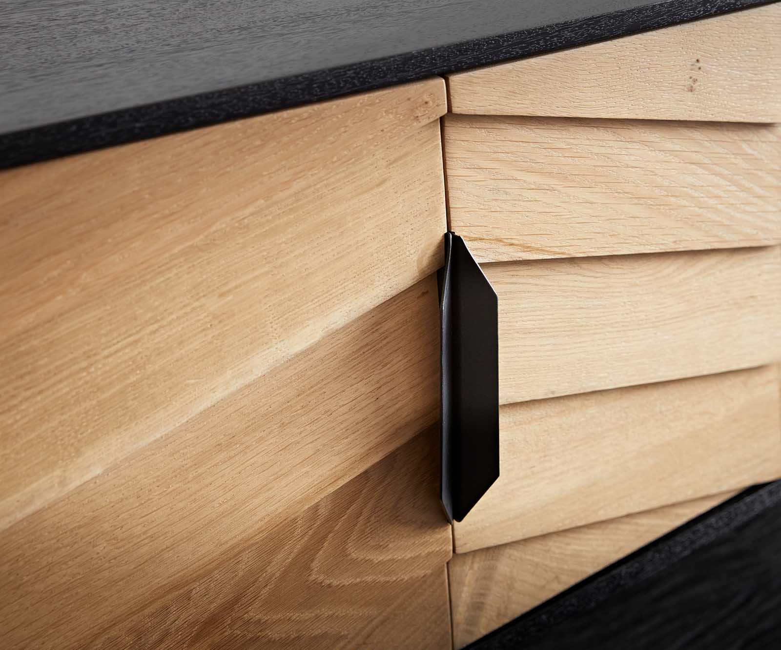 Tv-meubel Muvi 200 cm natuur eiken mango zwart metaal zwart 2 deuren 2 vakken 4